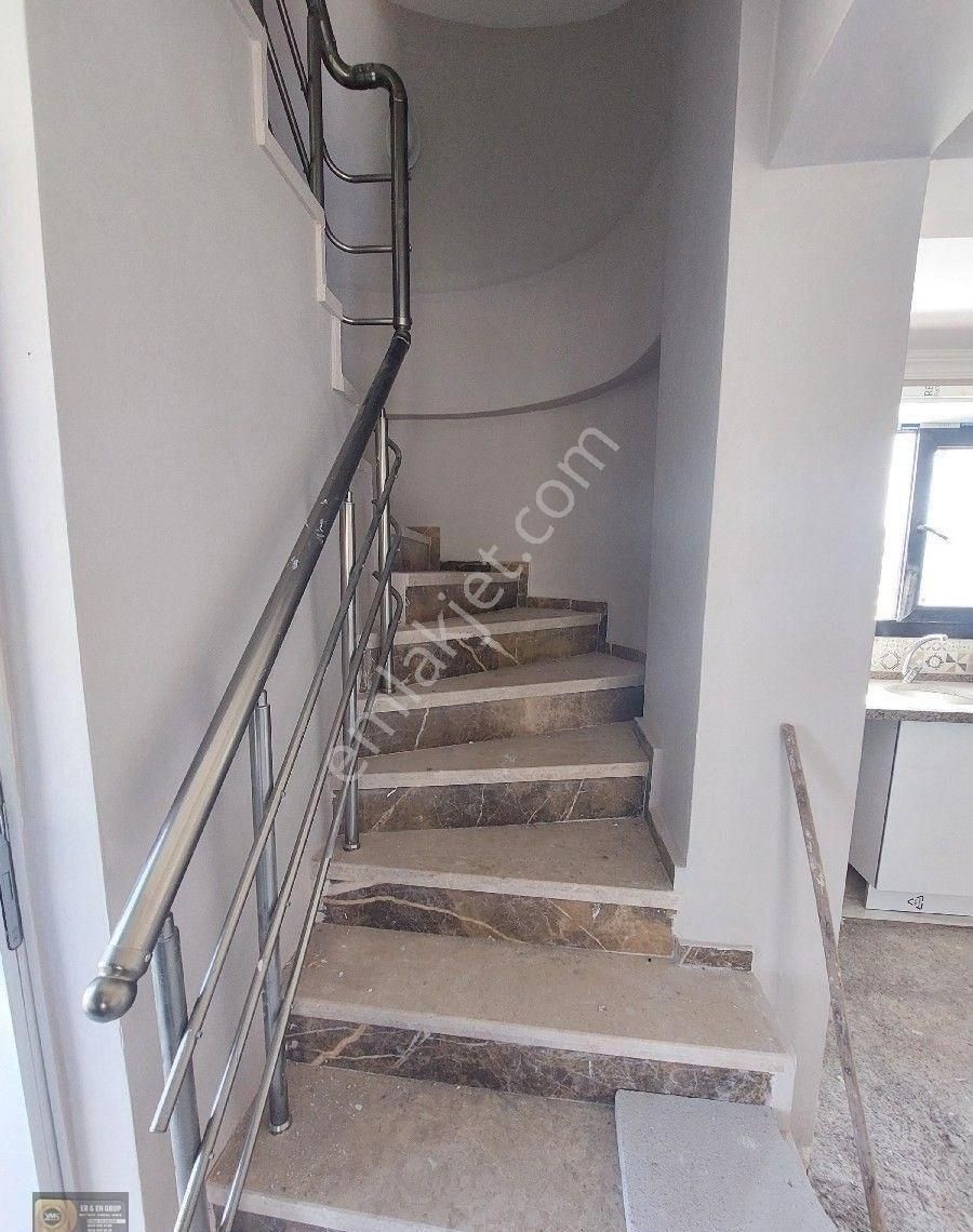 Dikili Cumhuriyet Mahallesi Çetin Emeç Mevkinde Denize 700 Metre Ebebeyn Banyolu 3+1 Bahçeli Villa - Görsel 3