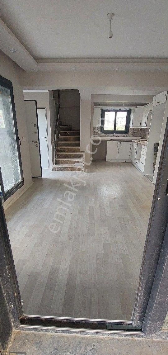 Dikili Cumhuriyet Mahallesi Çetin Emeç Mevkinde Denize 700 Metre Ebebeyn Banyolu 3+1 Bahçeli Villa - Görsel 7