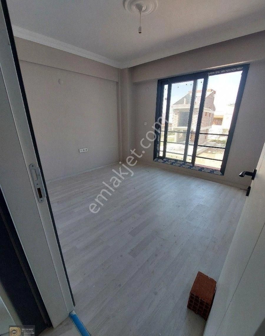 Dikili Cumhuriyet Mahallesi Çetin Emeç Mevkinde Denize 700 Metre Ebebeyn Banyolu 3+1 Bahçeli Villa - Görsel 5