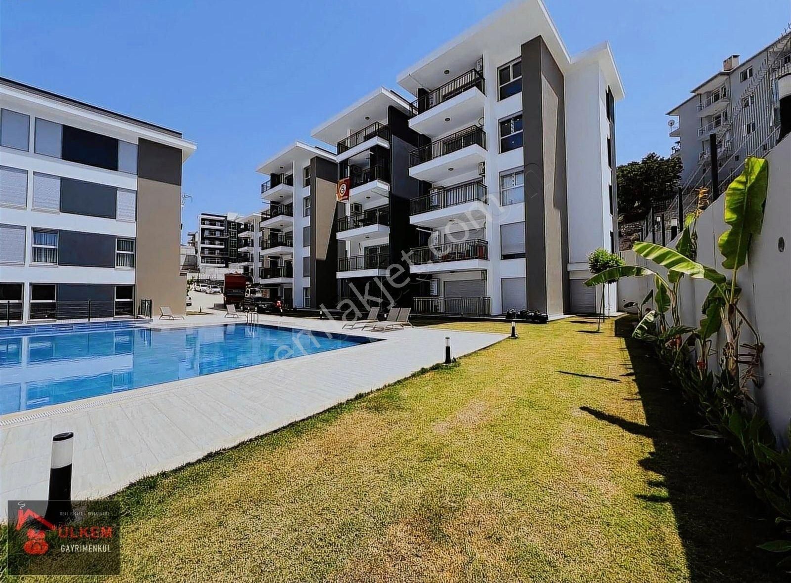 Kuşadası Değirmendere Satılık Daire Yerden Isıtmalı 2+1 Ebeveyn Banyolu Cam Balkonlu Eşyalı Daire