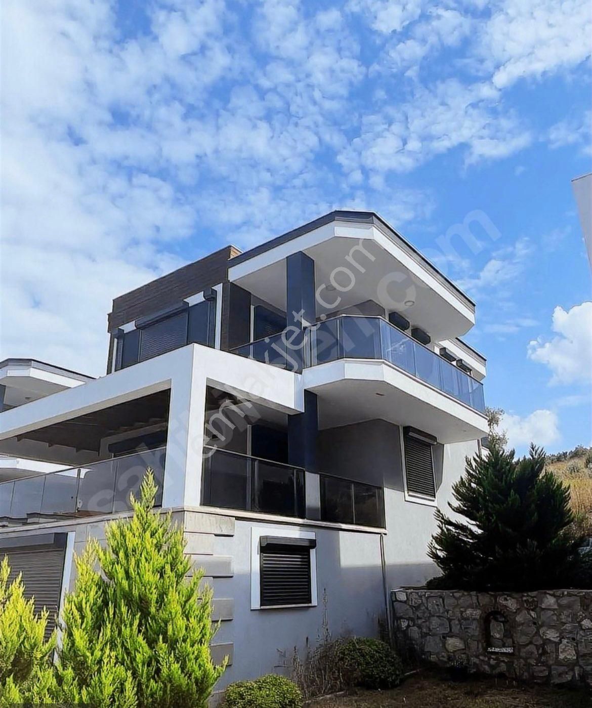 Kuşadası Güzelçamlı Satılık Villa Kuşadası Güzelçamlıda Havuzlu Site İçinde Deniz Manzaralı Satılık 5+1 Villa