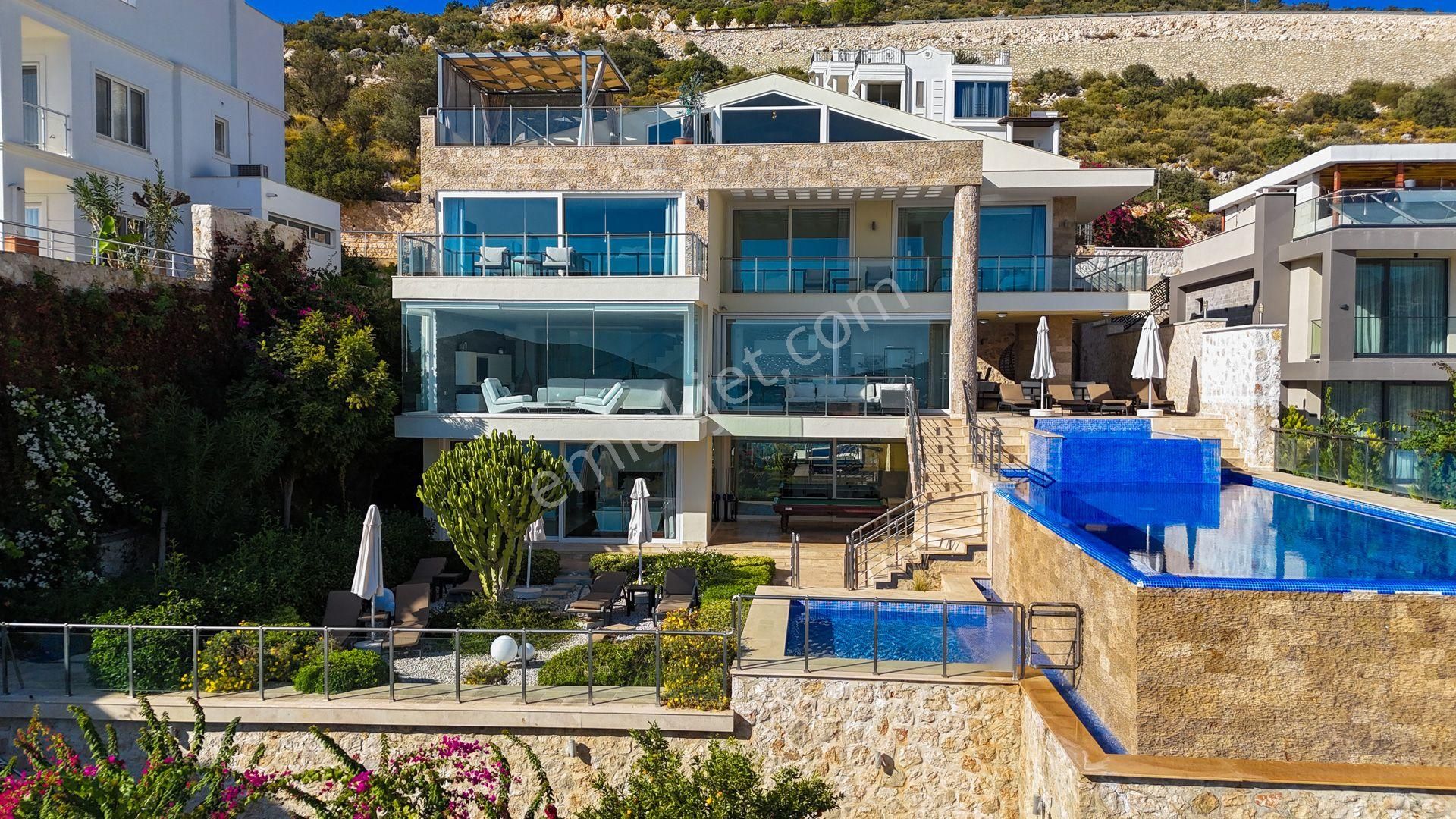 Kaş Kalkan Satılık Villa Kalkan’da Isıtmalı Sonsuzluk Havuzlu Lüks Villa