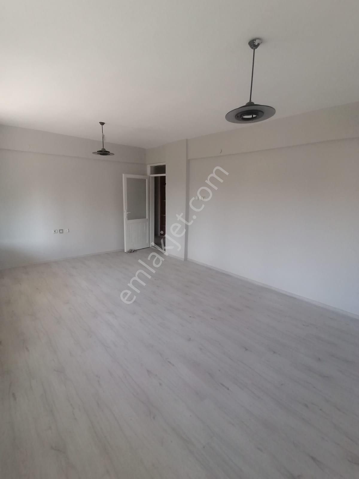 Salihli Sağlık Satılık Daire Yuvam Gayrimenkul'den Satılık Salihli Sağlık Mah.gözde Sitesi 3+1 126m2 Daire