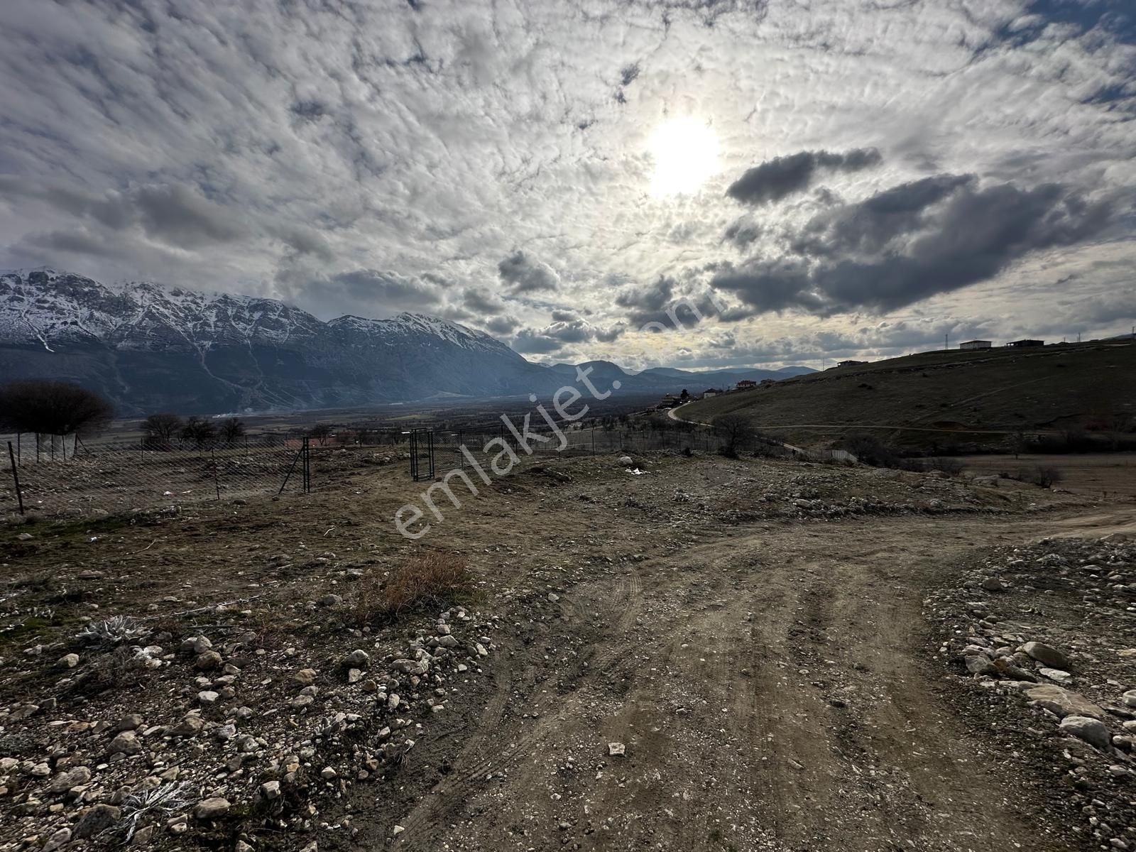 Uluborlu Küçükkabaca Köyü Satılık Bağ & Bahçe Isparta Uluborlu İmar Dahilinde 128 Metre Uzunluğunda Yola Cehpe