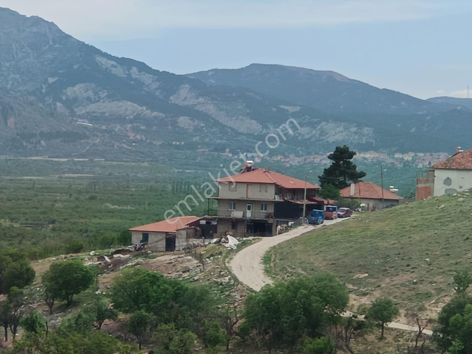 Uluborlu Küçükkabaca Köyü Satılık Bağ & Bahçe Isparta Uluborlu İmar Dahilinde 128 Metre Uzunluğunda Yola Cehpe