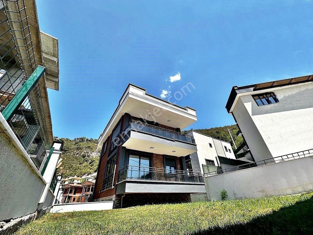 Edremit Altınoluk Satılık Villa 🏡aygül'den Altınoluk'ta Sıfır Deniz Ve Kazdağları Manzaralı Bahçeli 3+1 Satılık Mustakil Villa🏡🌳