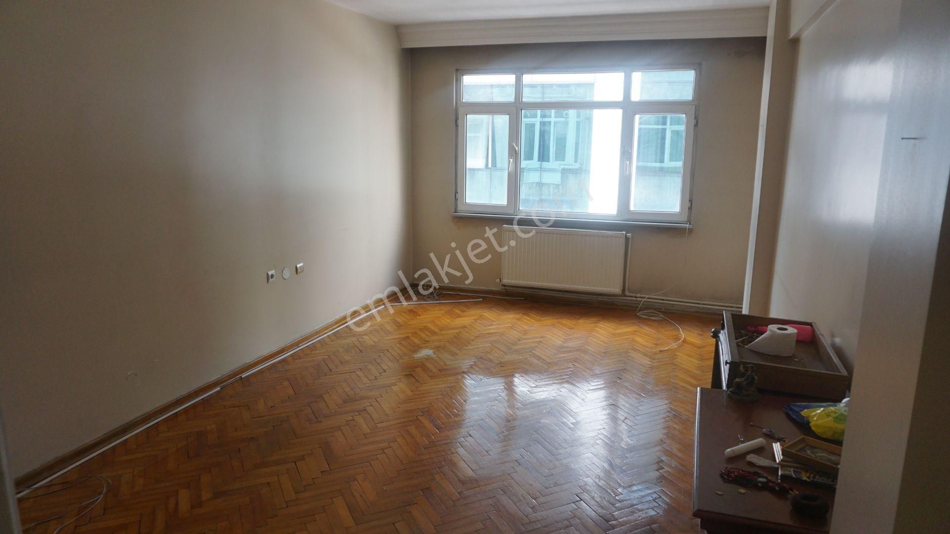 Küçükçekmece Cennet Kiralık Daire Meral R 5953 3 Katlı Binada Çift Cepheli Uygun Metrobüse 3 Dakika Yürüme Mesafesinde 2+1