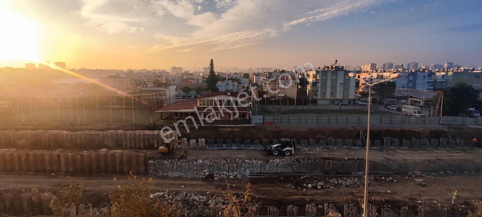 Tarsus Yeşilyurt Kiralık Daire Dinç Emlak'dan Yeşilyurt'da Ara Katta 2+1 Cadde Üsttü Asansörlü