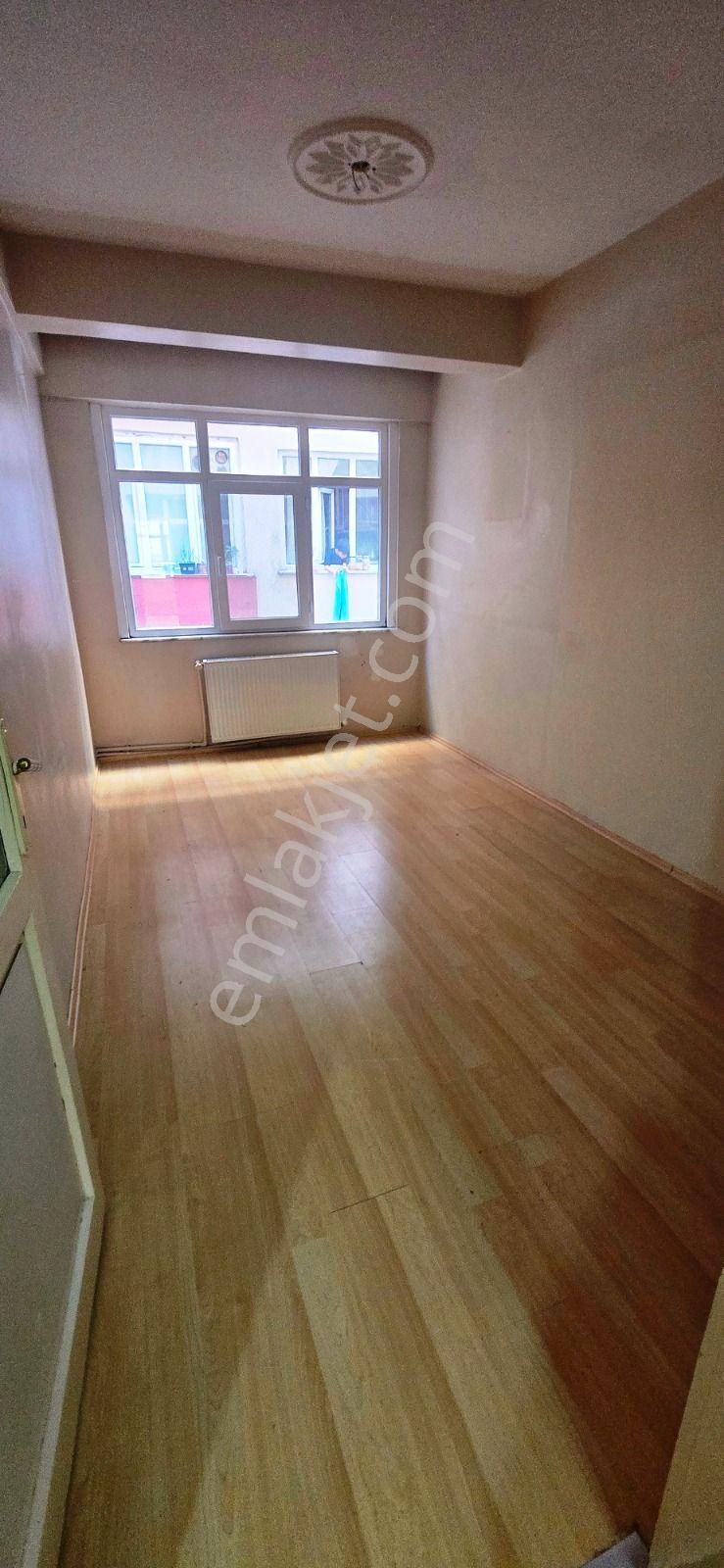 Bahçelievler Şirinevler Kiralık Daire S.evler Belediye Karşısı 2+1 85m2 Temız 1.kat Bekara Öğrencıye Yabancıyada Uygun