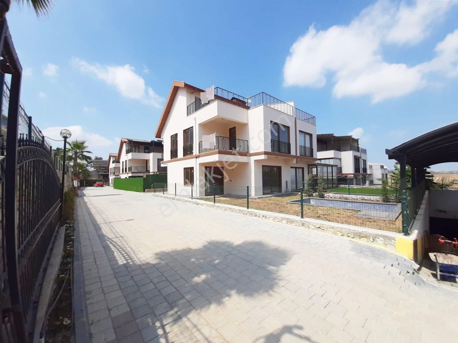 Çukurova Kabasakal Satılık Villa 7/24 Özel Güvenlikli Site İçi Bireysel Yüzme Havuzlu.açık Kapalı Otoparklı Alternatifsiz Triplex