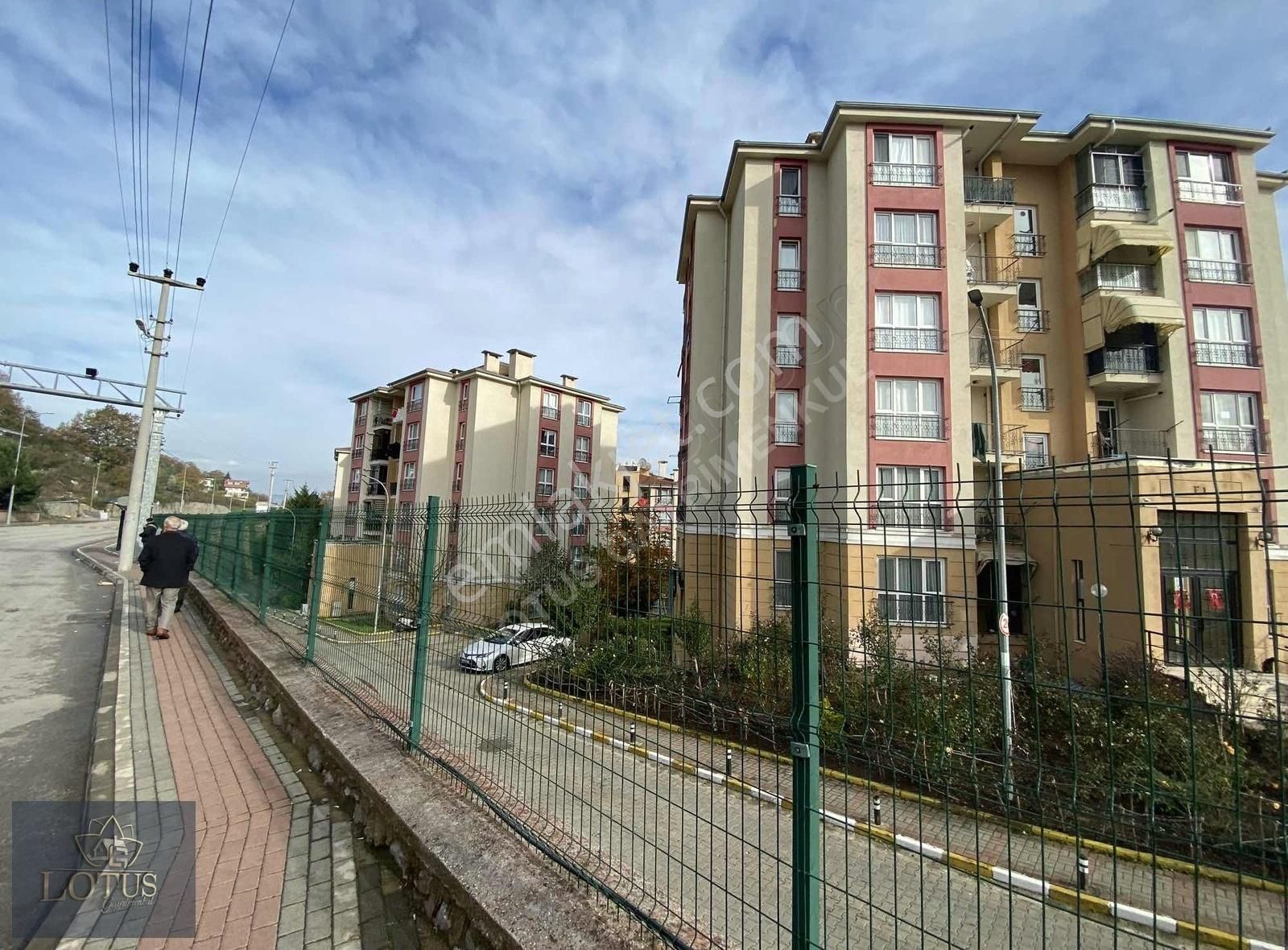 Başiskele Havuzlubahçe Satılık Daire Başiskele Kirazlıkent Sitesi İçi Yenilenmiş Modern Arakat Daire