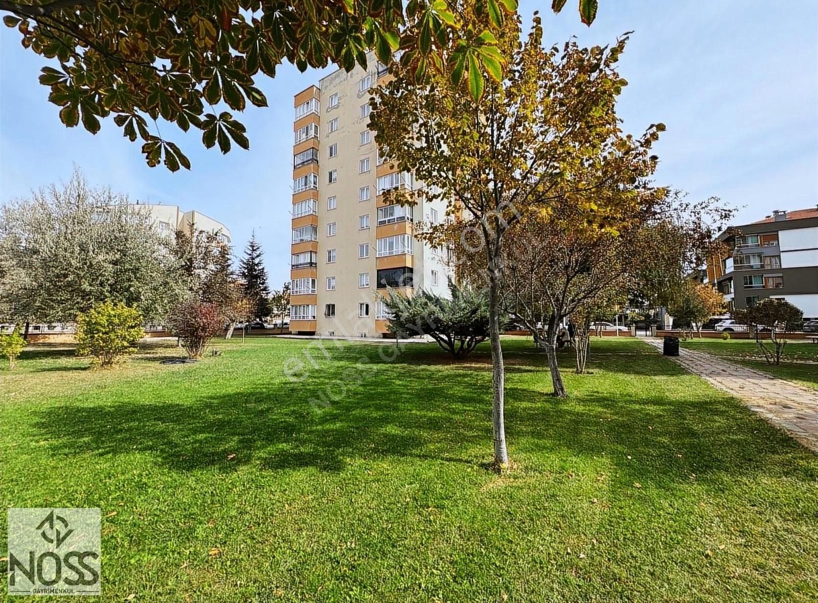 Tepebaşı Batıkent Satılık Daire Batıkent Mah.3+1(135m2)-site İçerisinde-açık Otoparklı-ara Kat