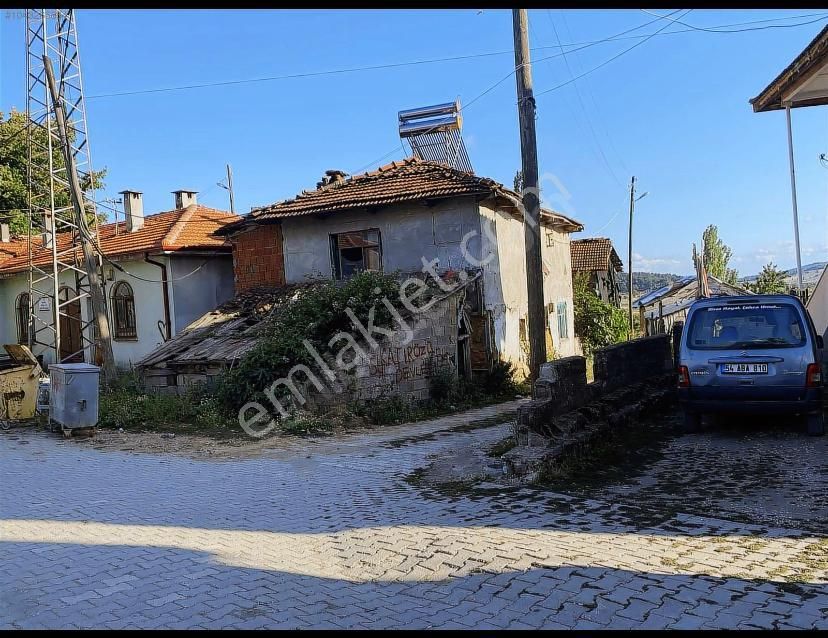 Pamukova Çilekli Satılık Müstakil Ev Sakarya Pamukova Çilekli Mahallesi'nde Kahvehane Ve Cami Yanında 2 Katlı Evli Arsa