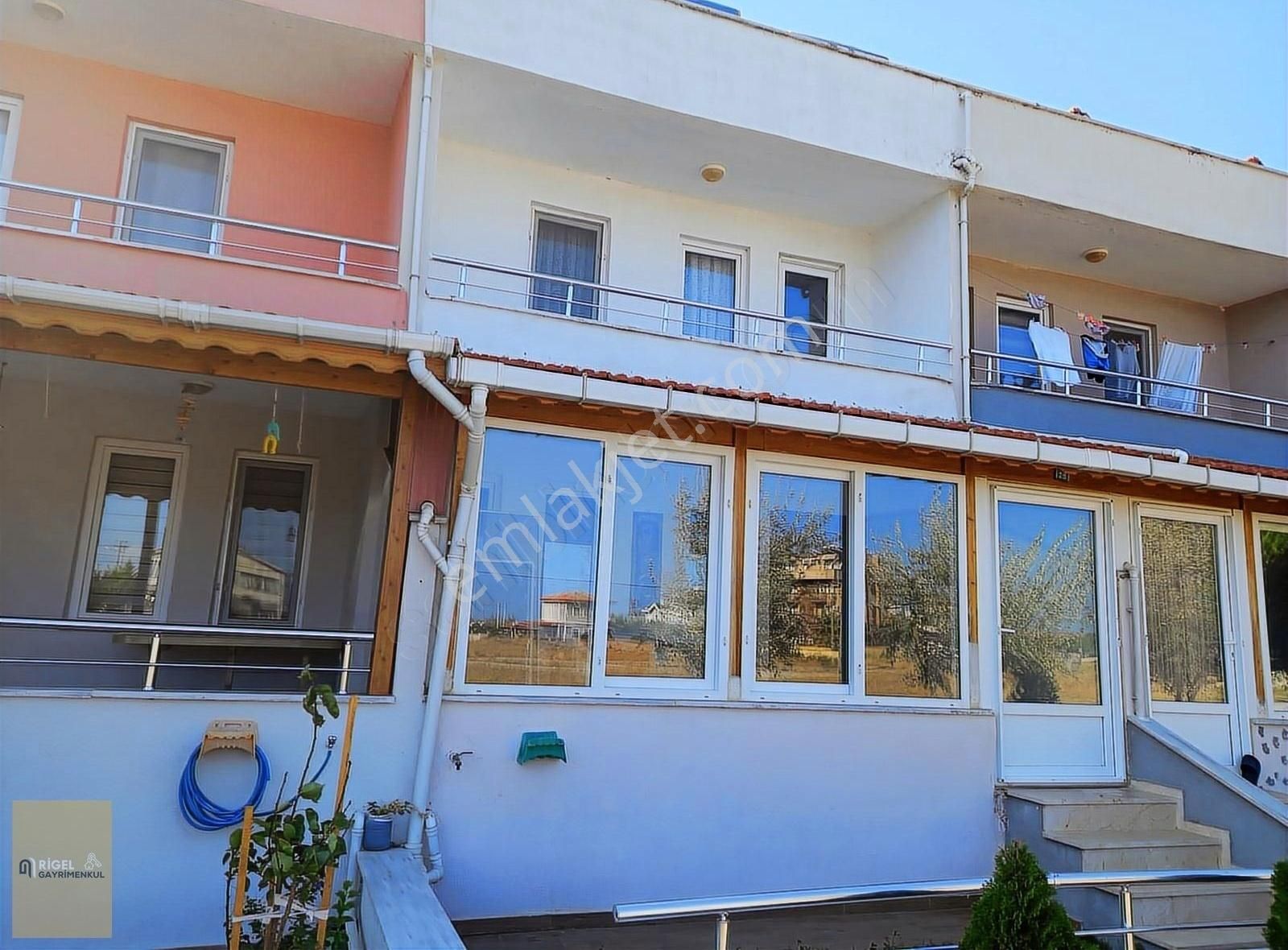 Ezine Geyikli Bld. (Cumhuriyet) Satılık Yazlık Geyiklide Denize Yürüme Mesafesinde Eşyalı 3+1 Triplex Yazlık !!