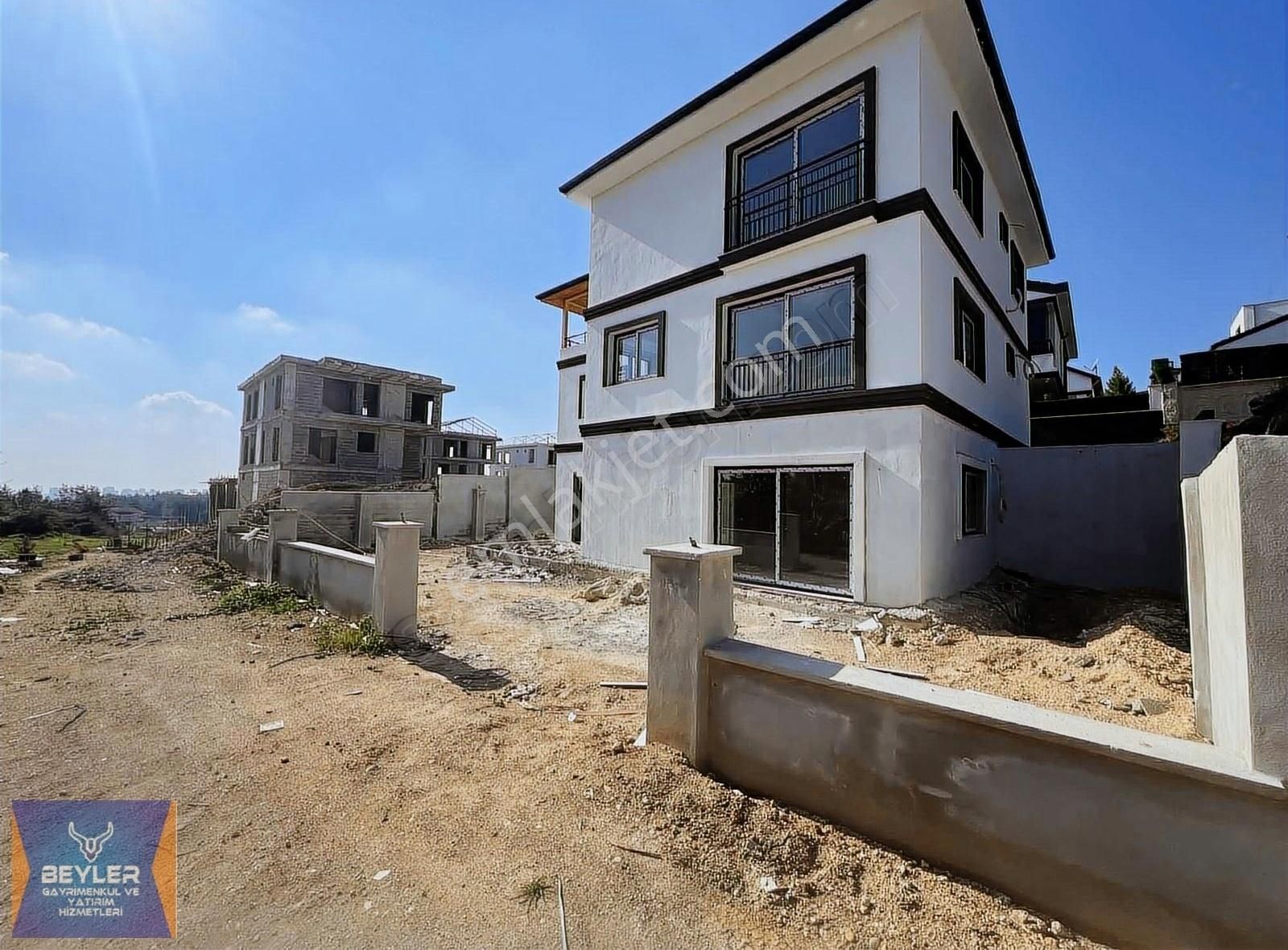 Sarıçam Çınarlı Satılık Villa Çınarlı''da Oturuma Hazır 6+1 Kilerli Teraslı Triplex Villa!!