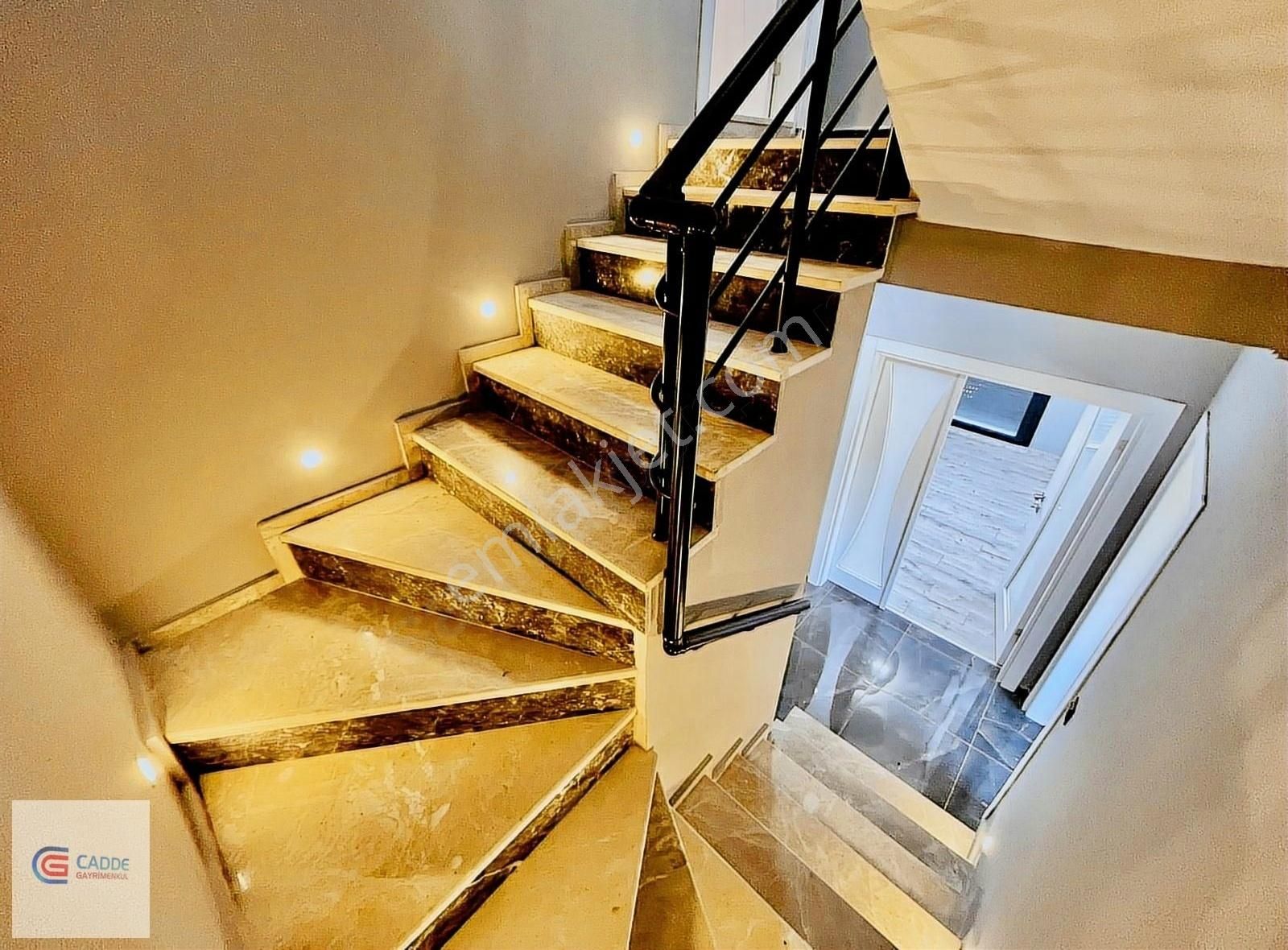 Burhaniye Ören Satılık Villa Cadde'den Ören'de 5+1 Sahile Yakın Giyinme Odalı Tribleks