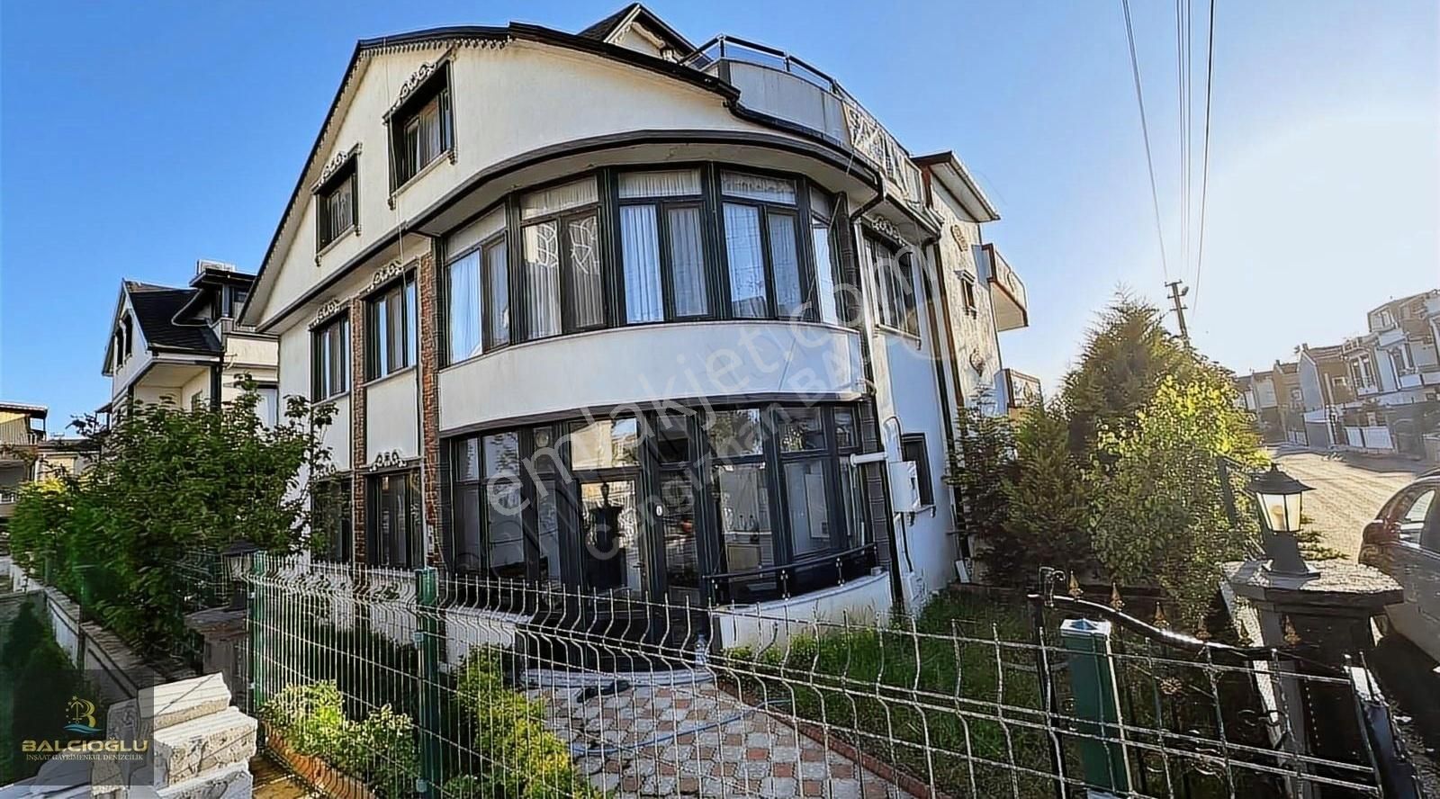 Kocaali Yalı Satılık Villa Balcıoğlundan Satılık Denize 3.sıra Bahçeli 5+1 Müstakil Triblex