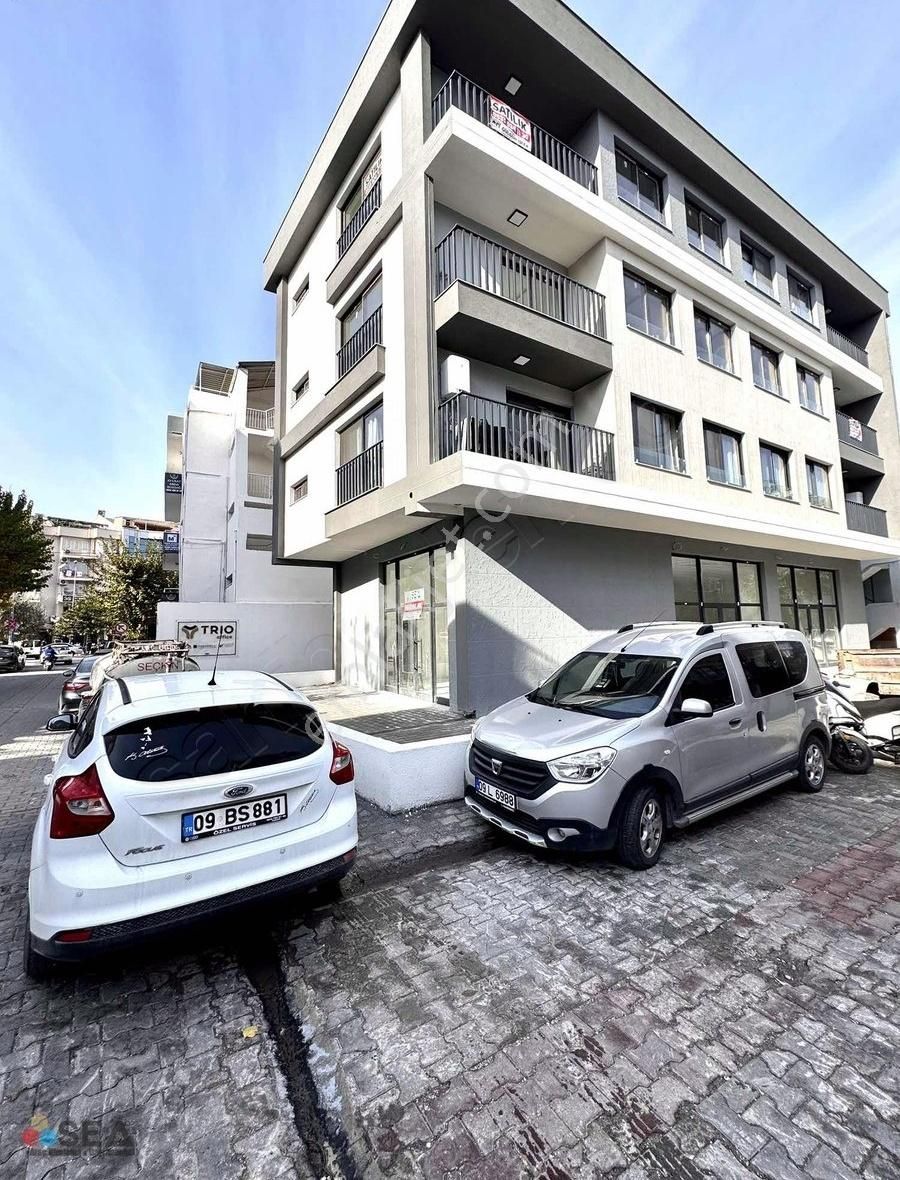 Kuşadası Cumhuriyet Kiralık Ofis Şehir Merkezinde Köşe Konumlu İşyeri