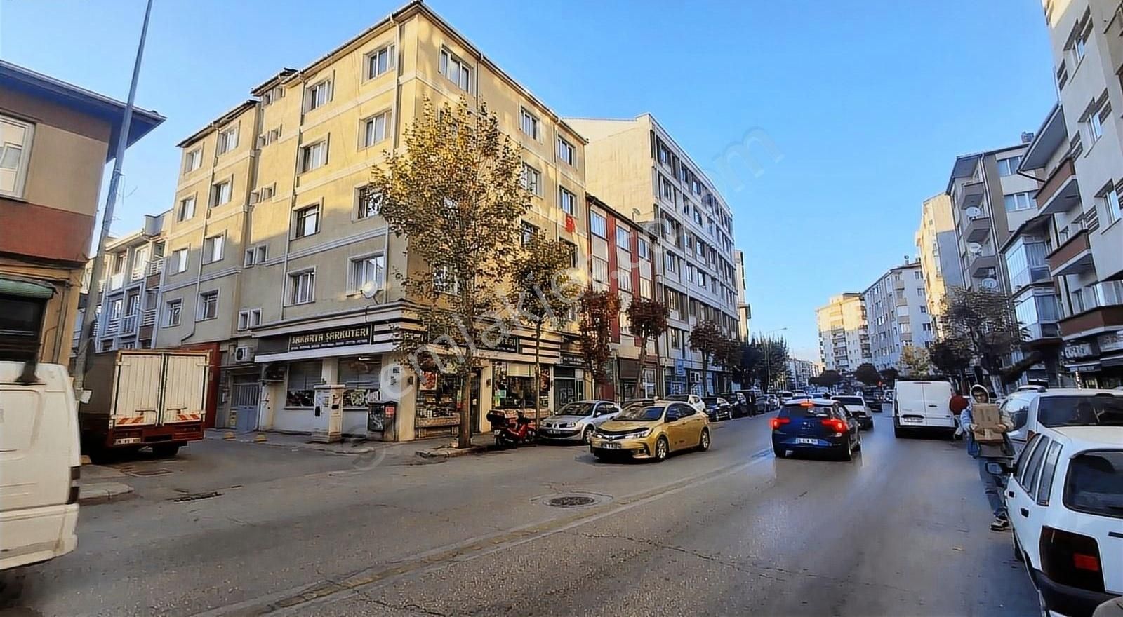 Tepebaşı Güllük Satılık Daire Çırağan Emlak'tan Sakarya 2 Caddesi Bakımlı Ara Kat 2+1 Daire