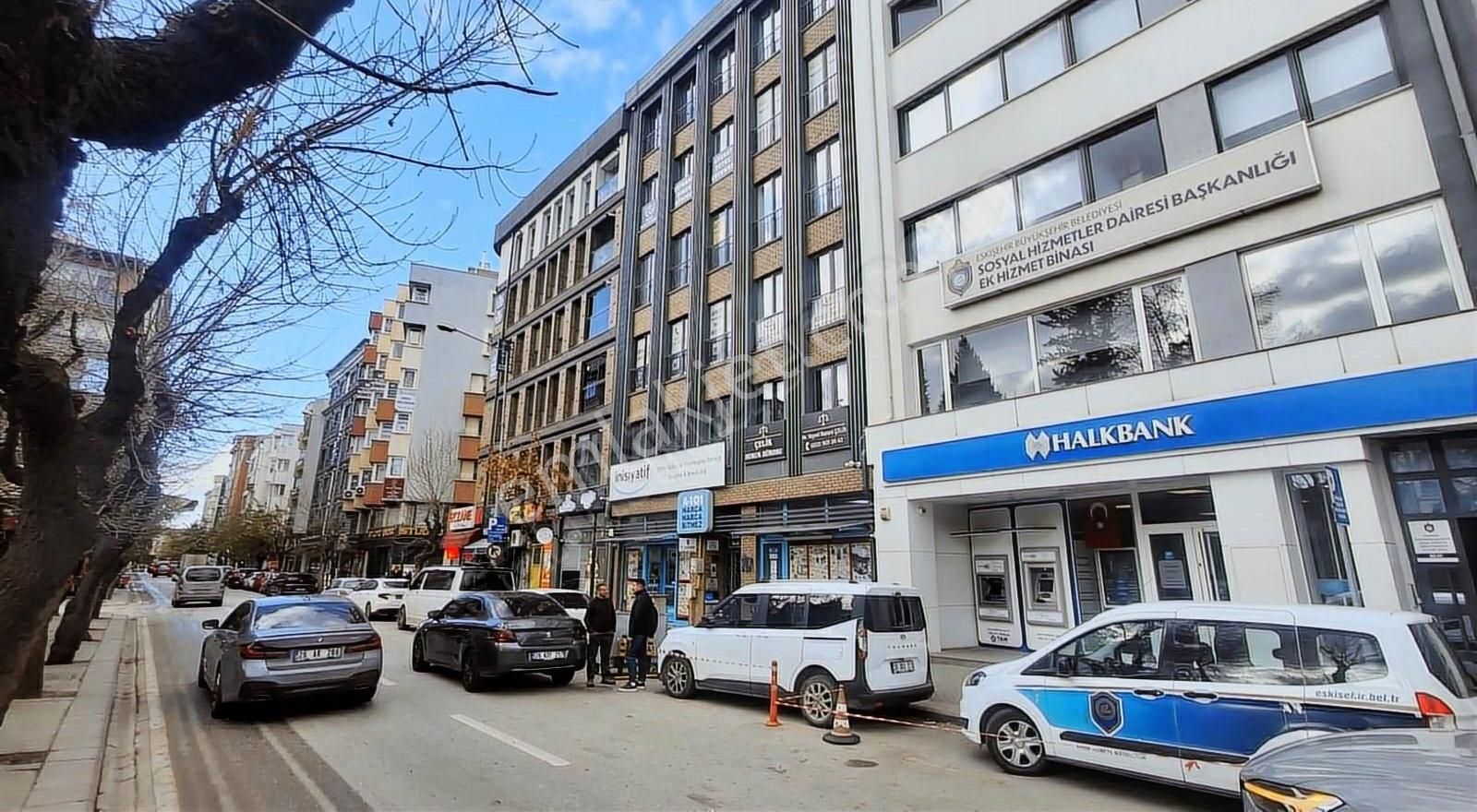 Odunpazarı İstiklal Satılık Ofis Çırağan Emlak'tan Şair Fuzuli Cad. Sıfır 2+0 Ara Kat İşyeri/ofis