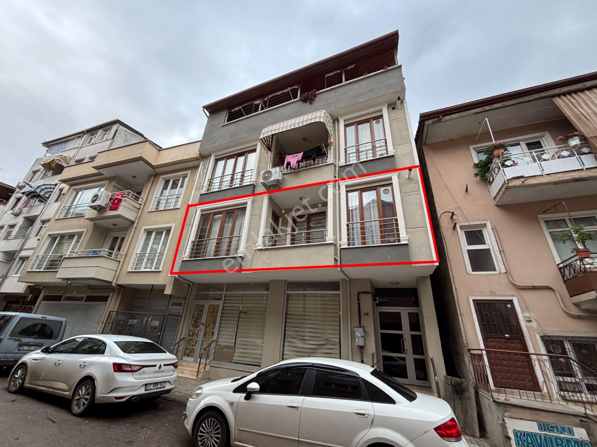 İzmit Kadıköy Satılık Daire İzmit Kadıköy Mahallesinde Satılık Arakat 145 M² 3+1 Daire