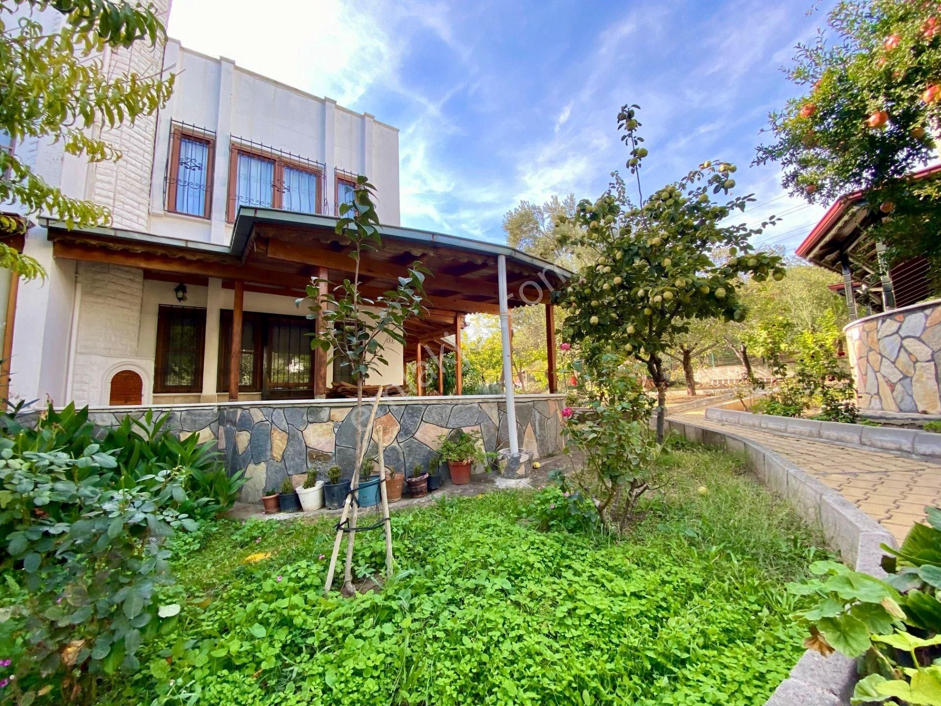 Edremit Güre Satılık Villa Yetki Yükselde Gürede Deniz Manzaralı Şahane Bahçeli 3+1 Villa