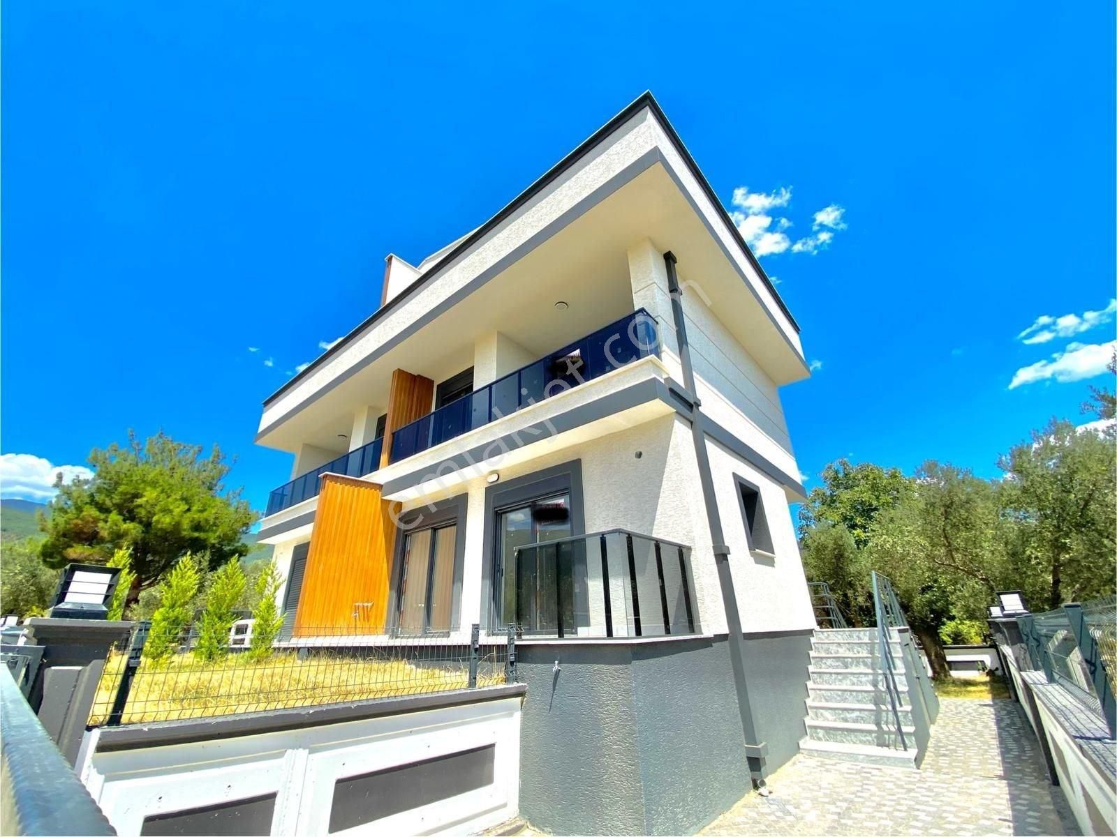 Edremit Güre Satılık Villa Yükselden Gürede Köşe Parsel 4+1 Geniş Bahçeli Lüx Villa