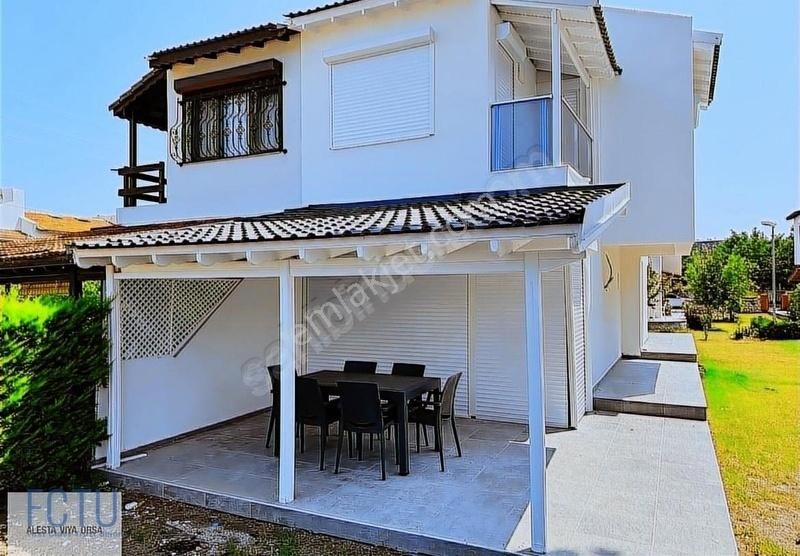 Çeşme Boyalık Kiralık Villa Çeşme Boyalık Yeşeren Sitesinde Kiralık 3+1 Tadilatlı Villa