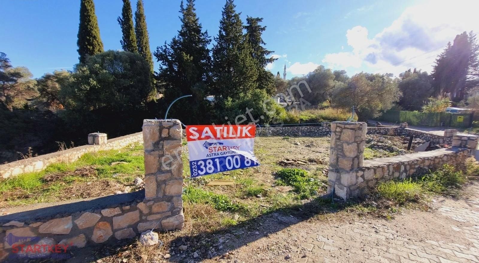 Karaburun Mordoağan'da Köy İçinde Duvarla Çevrili 291 M2 Arazi