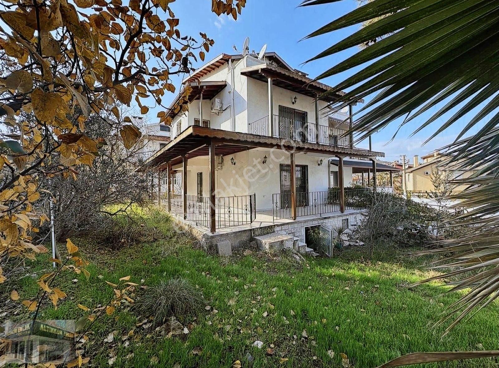 Ayvalık Küçükköy Satılık Villa Sarımsaklı Murat Reis Mevkii'nde 4+1 Triplex Satılık Villa