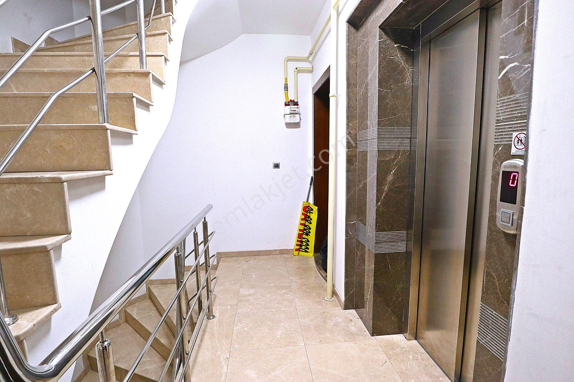 Acil Satılık 10 Yaşında Asansörlü,otoparklı Arakat Köşe Daire - Görsel 32