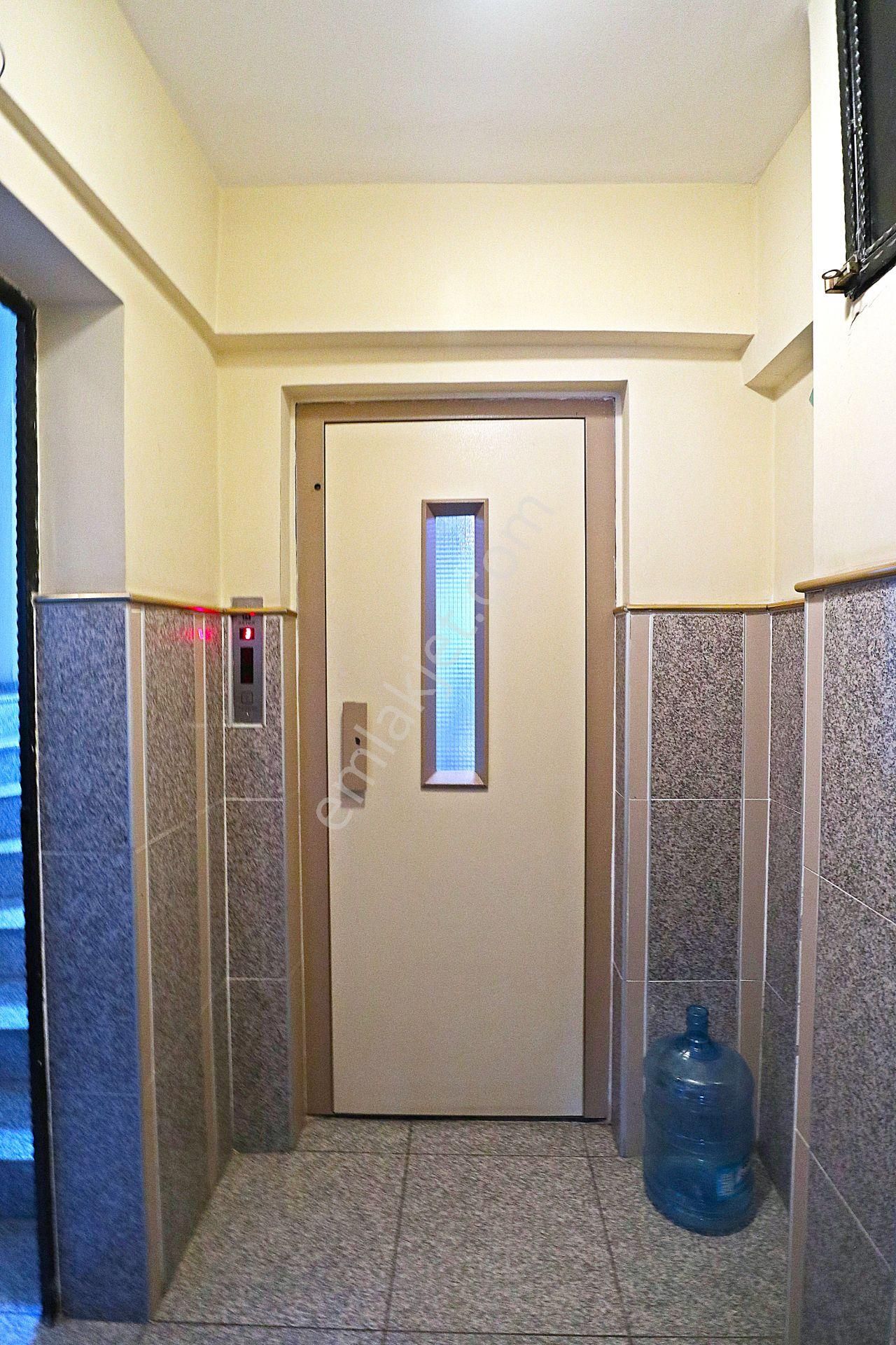 Deniz Manzaralı 200 M2 10 Yaşında Asansörlü,otoparklı Arakat Köşe Geniş Daire - Görsel 24