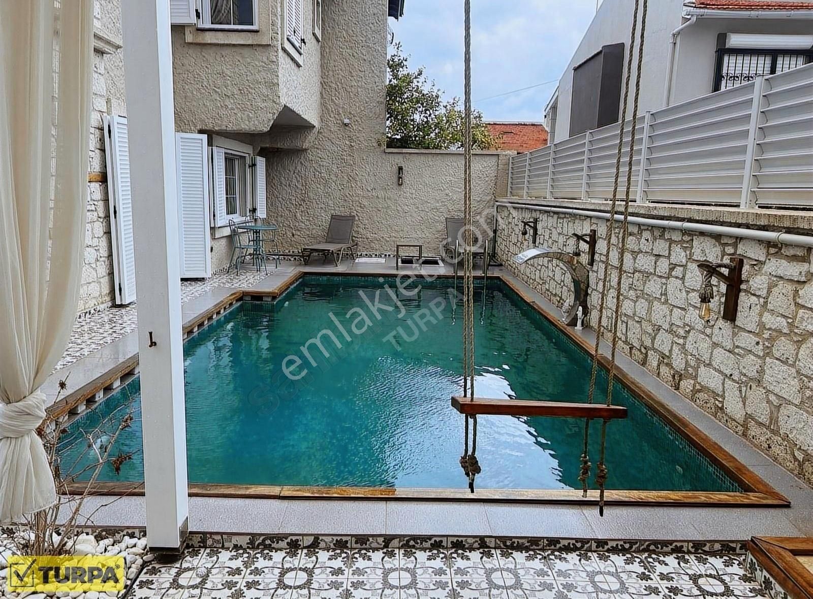 Çeşme Alaçatı Satılık Villa 4+1 Çeşme Alaçatı ' Da Yüzme Havuzlu Satılık Lüks Villa...