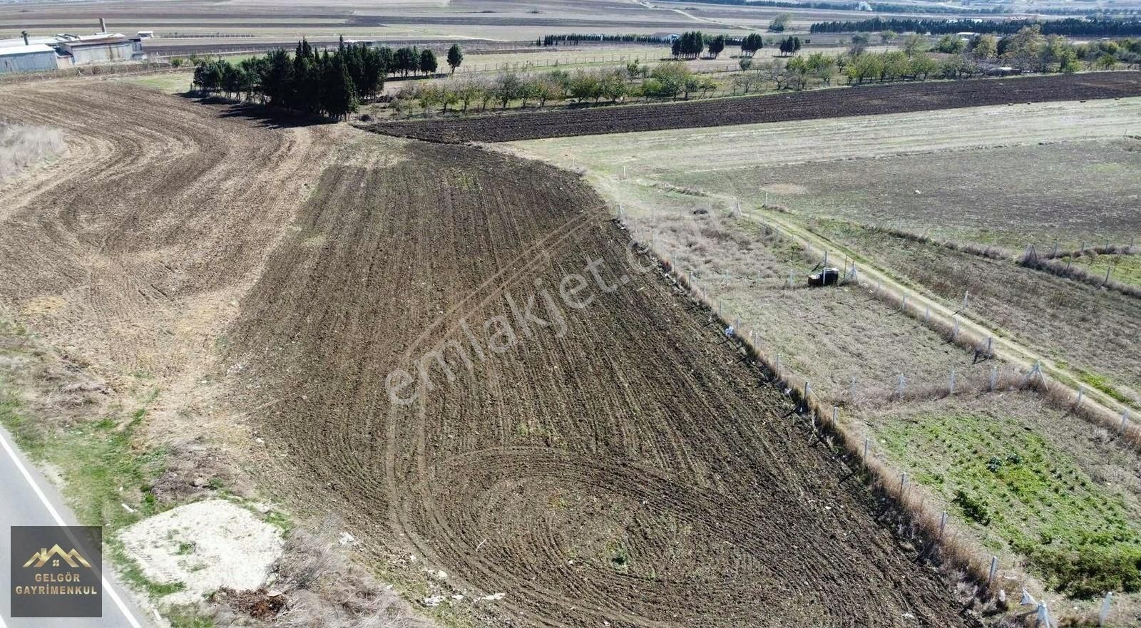 Silivri Gazitepe Satılık Tarla Silivri Gazitepe Köy İçinde 3,385m2 Tek Tapu Yola Cephe Arsa