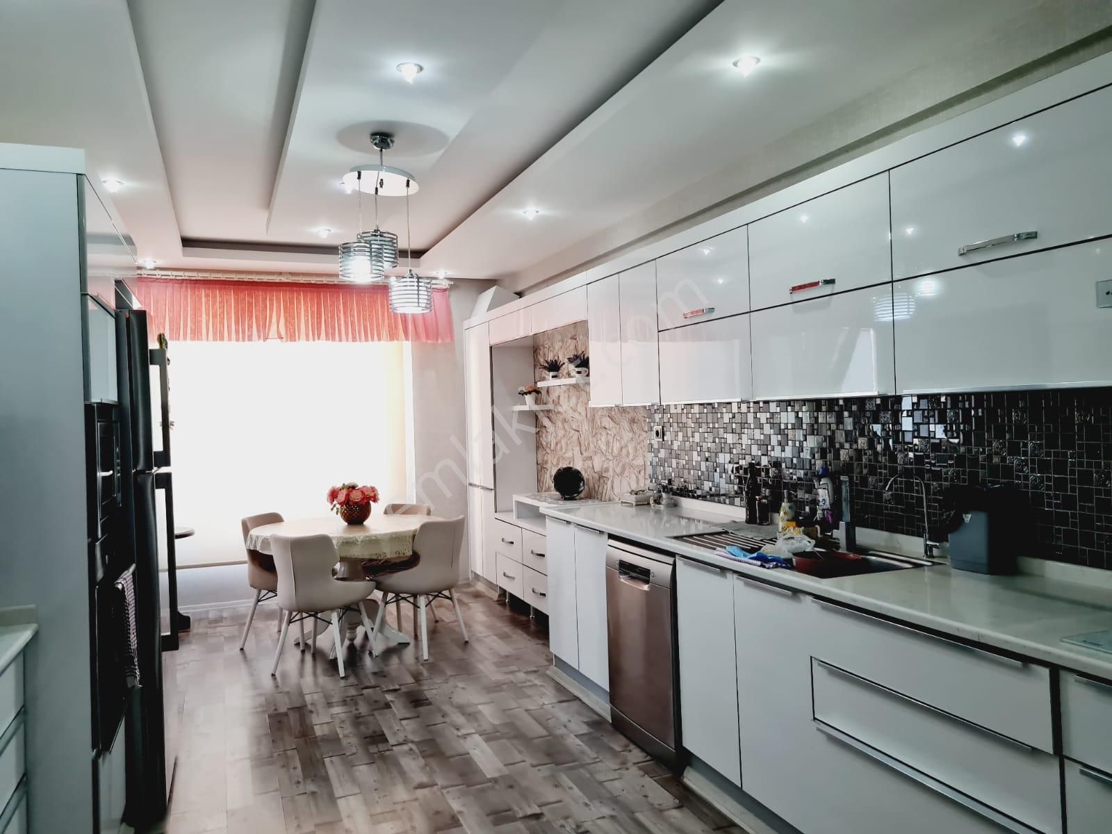 Onikişubat Tekerek Satılık Daire Acil Satılık 230 M2 6+1 Daire