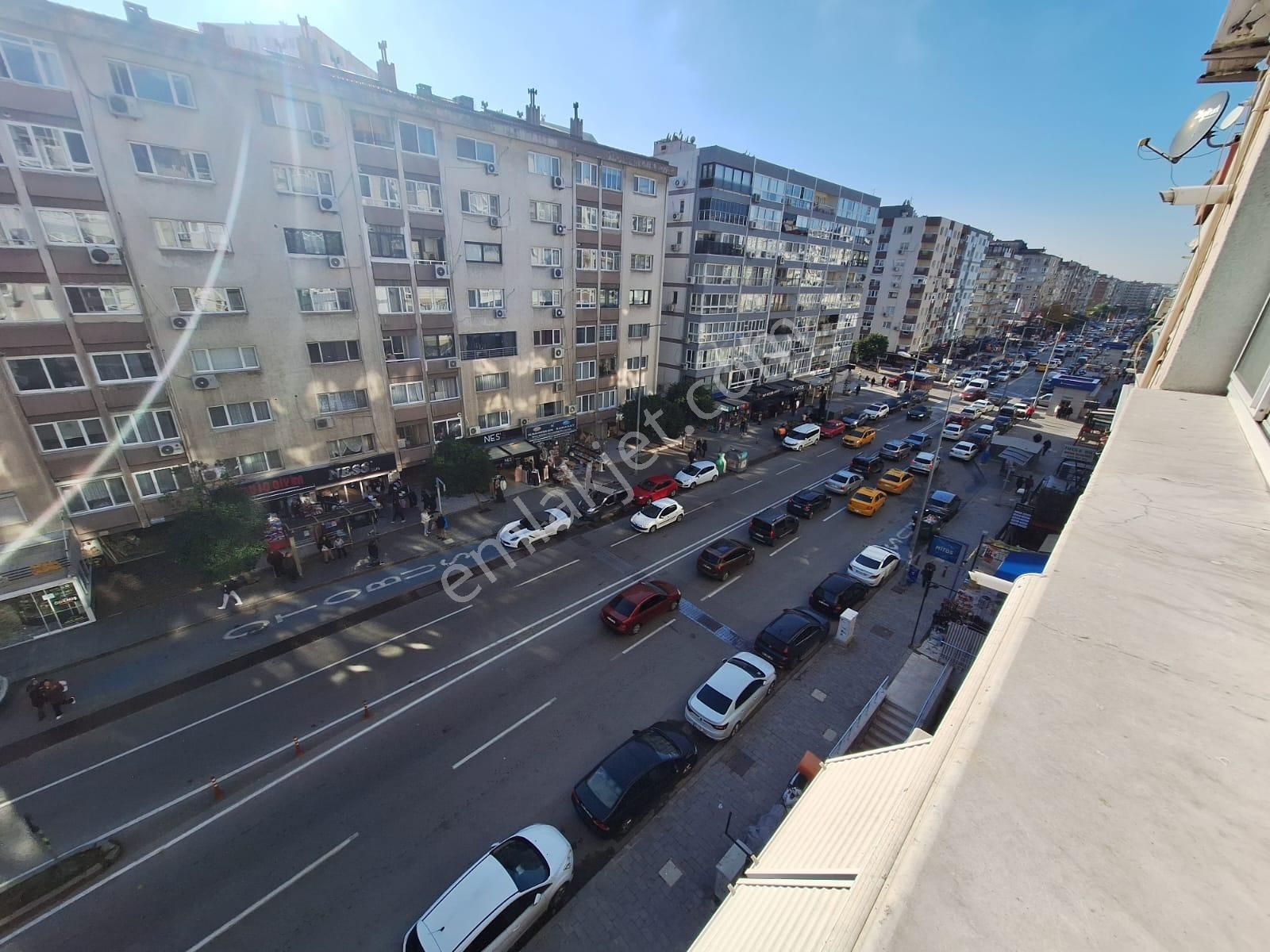 Konak Güzelyalı Satılık Daire Poligon Metro Çıkışında Cadde Üzeri Asansörlü 3+1