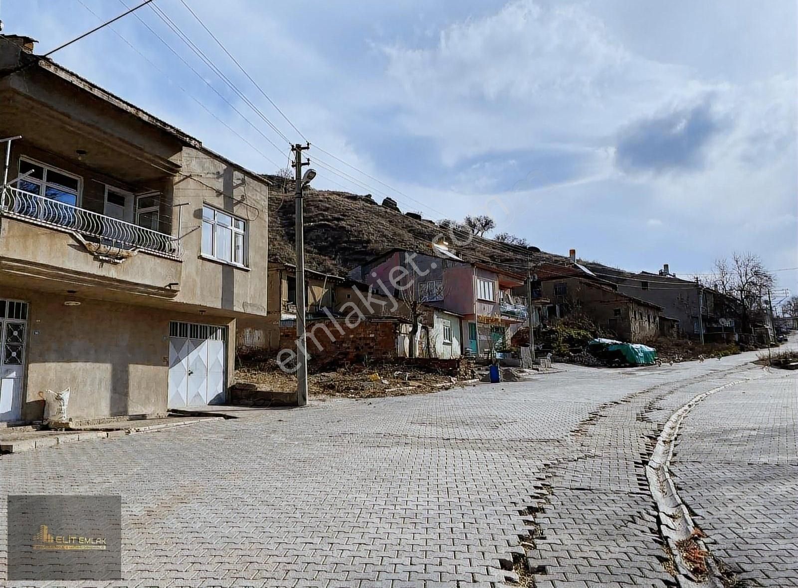 Sandıklı Çay Satılık Konut İmarlı Elit Emlak Tan % 60 İmarlı Satılık 210 M2 Ahşap Ev Arsası