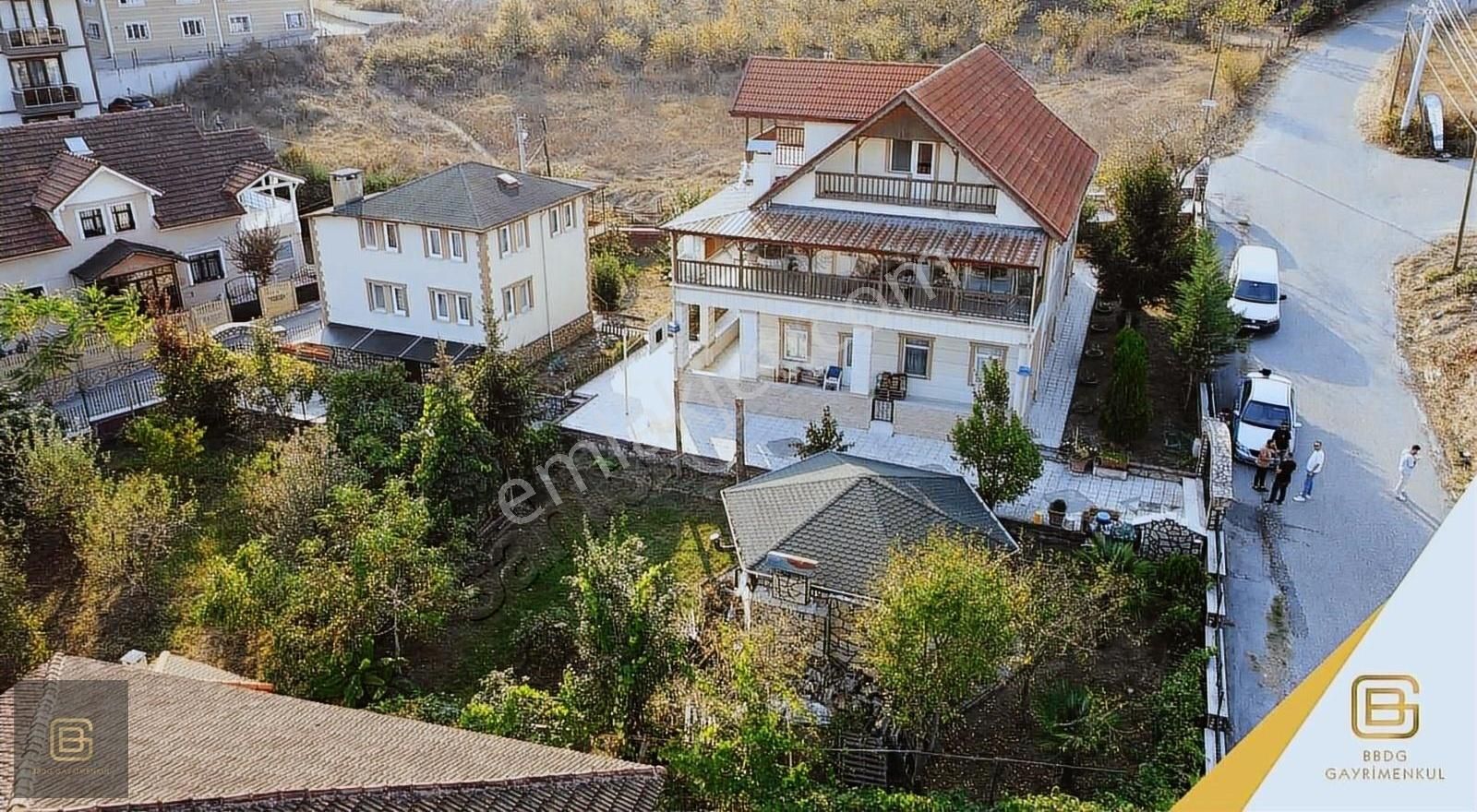 Düzce Merkez Orhangazi Satılık Müstakil Ev Bbdg Gayrimenkulden 2350 M2 Arsa Üzerine 3 Adet Müstakil Ev