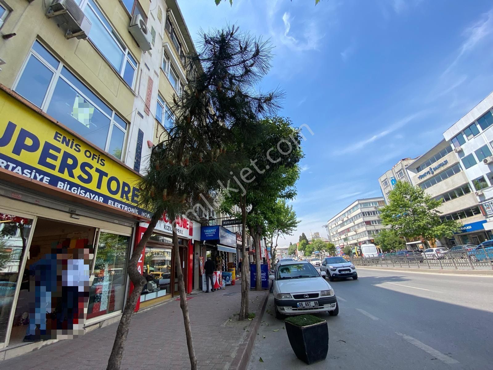 Kadıköy Fenerbahçe Satılık Daire Kızıltoprakta Bağdat Caddesi Üzerinde İşyerine Uygun 3+1 Daire Emlak Masası