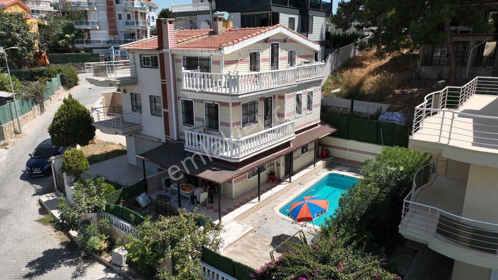 Kuşadası Karaova Satılık Villa Kuşadası Karaova'da Full Deniz Manzaralı Acil Satılık Villa