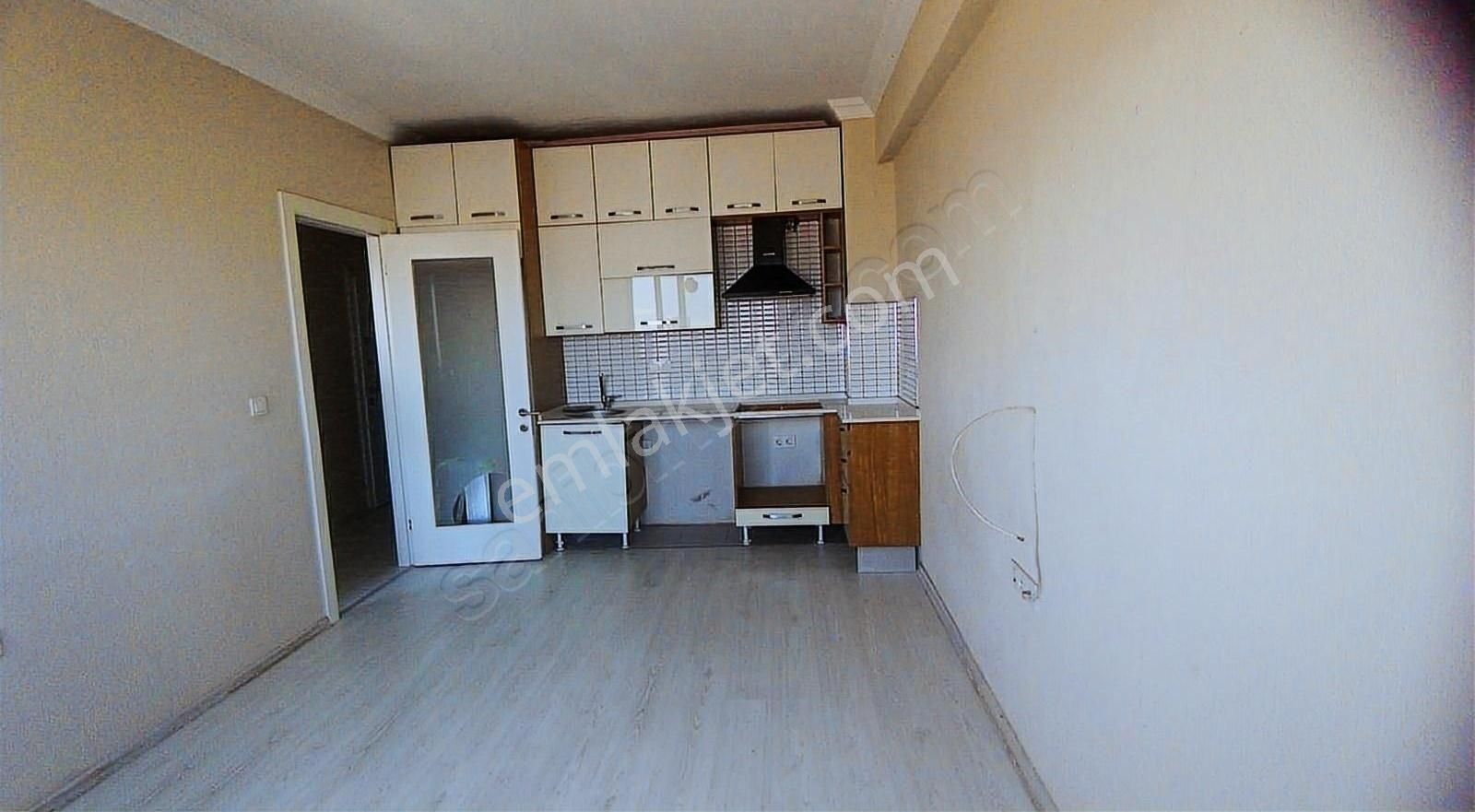 Bayraklı Muhittin Erener Kiralık Daire Life Gayrimenkul'den Ara Kat Manzaralı Gardrop Mevcut 2+1 Daire