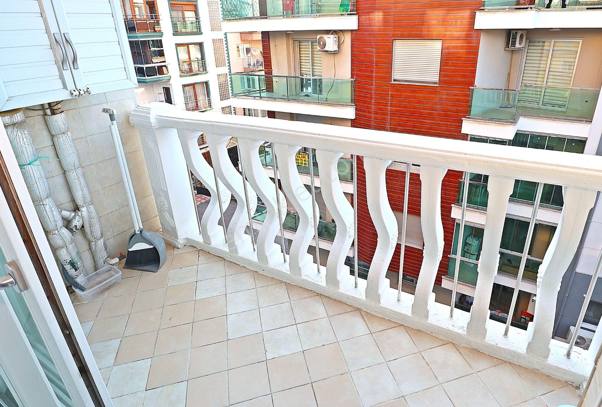 Deniz Manzaralı 200 M2 10 Yaşında Asansörlü,otoparklı Arakat Köşe Geniş Daire - Görsel 9