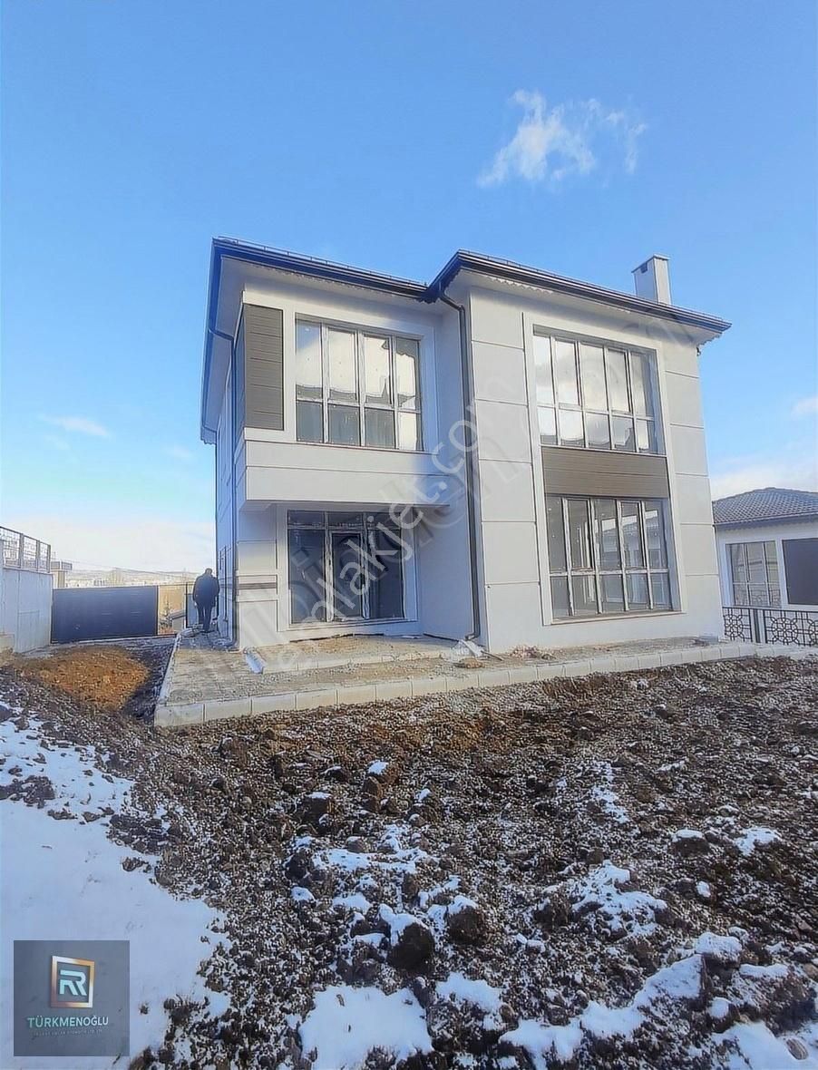 Sivas Merkez Esenyurt Satılık Villa Esenyurt'da Satılık 3+1 Villa Full Yapılı