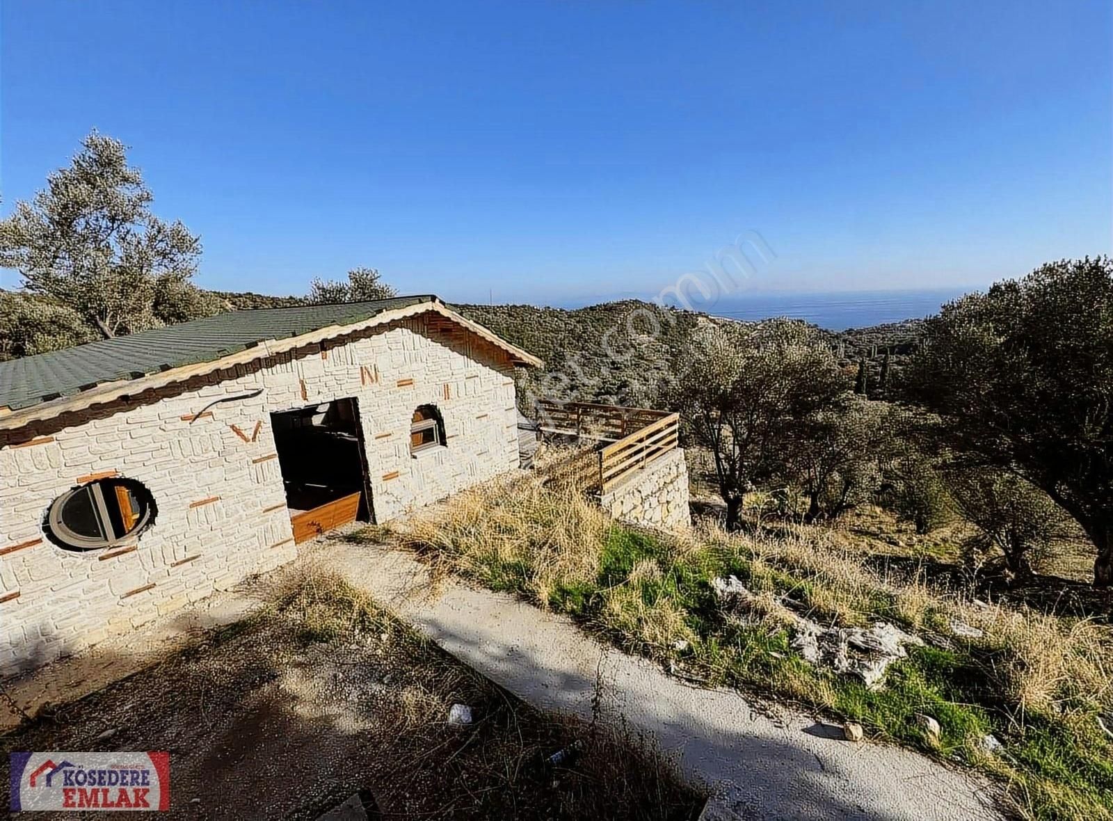 Karaburun Kösedere Satılık Tarla Kösedere Köyünde İçinde Yapı Bulunan Deniz Manzaralı Tarla