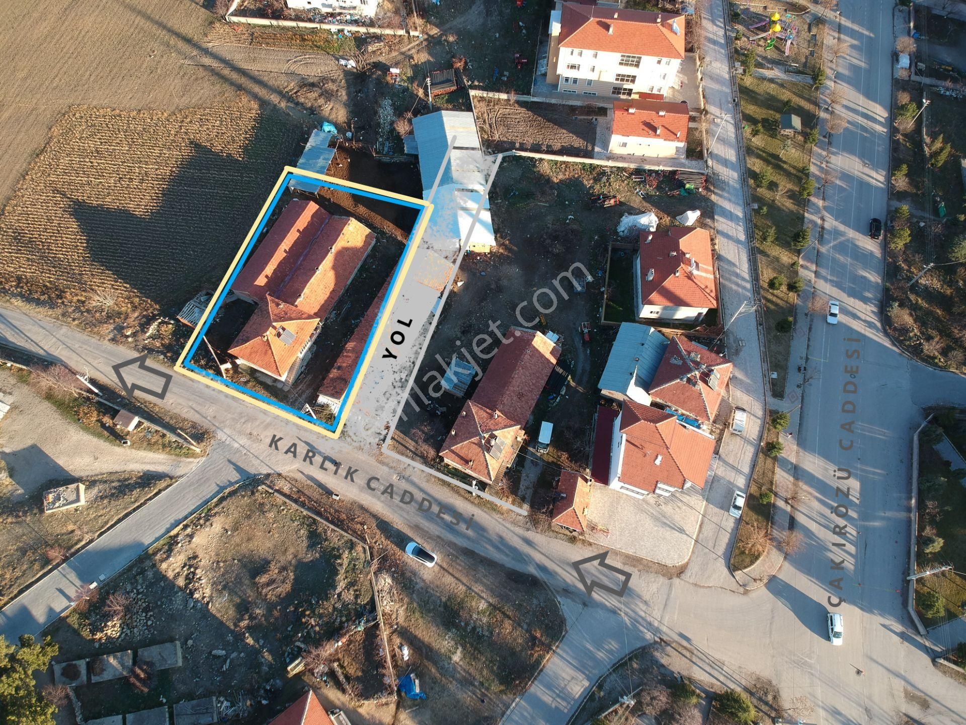 Şuhut Taşlıca Satılık Konut İmarlı İlbey Iı Şuhut Merkez Karlık Yolunda 996 M² Ev+besihaneli Arsa