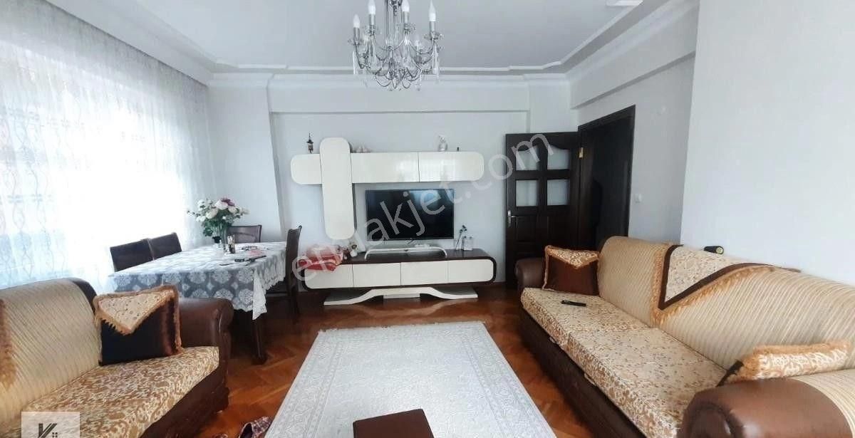 Üsküdar Cumhuriyet Satılık Daire Çok Geniş 3+1 Arayanlara Uygun Arakat Daire 130 M2 3.kat