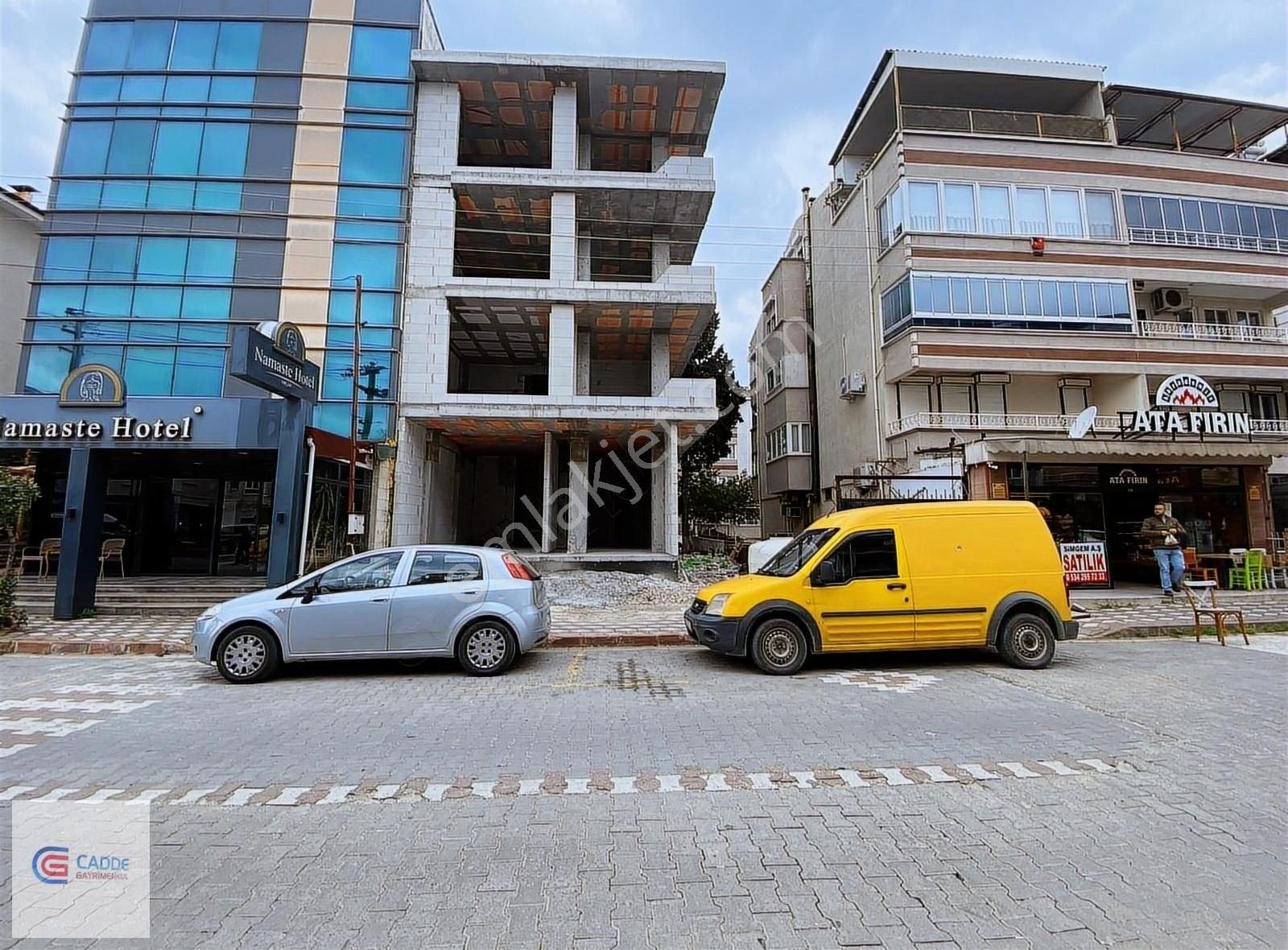 Edremit Akçay Satılık Ofis Cadde'den Akçay'da Sahile 100 Mt 28 M2 Satılık İş Yeri