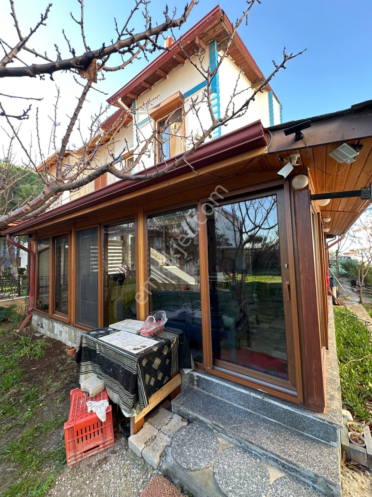 Ezine Geyikli Bld. (Cumhuriyet) Satılık Villa Geyikli'de Özel Plajlı Bozcaada Manzaralı Satılık Tripleks Villa