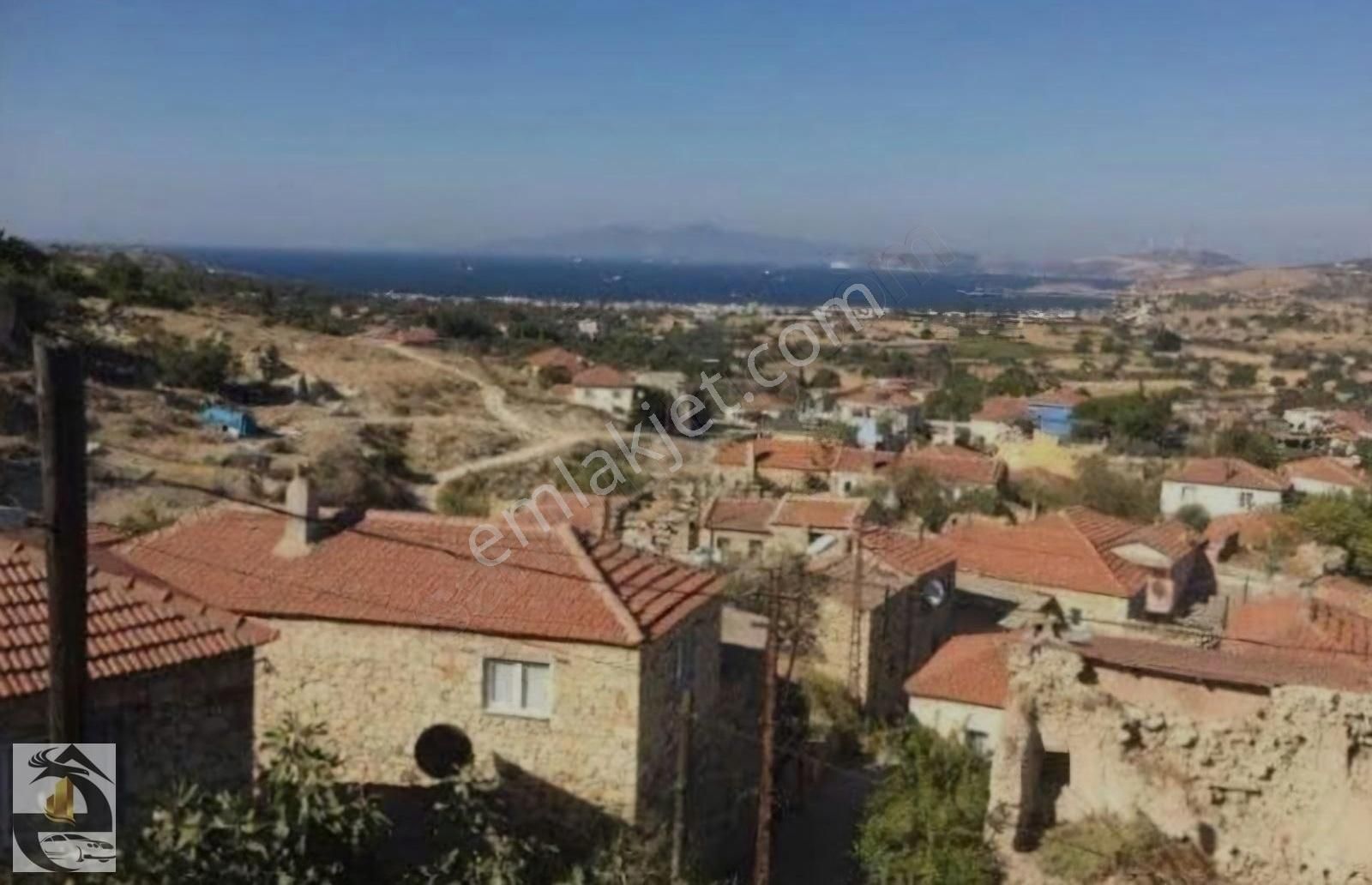 Foça Kozbeyli Satılık Villa İmarlı Foça Kozbeyli'de Köy Merkezinde 447m² Satılık Tarla