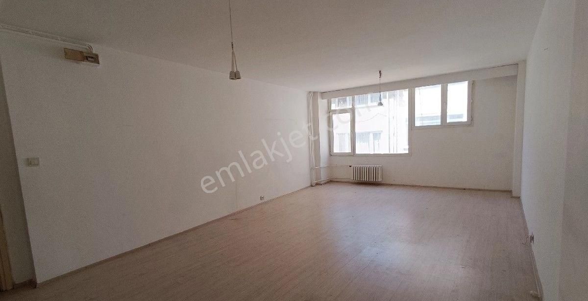 Kadıköy Osmanağa Kiralık Ofis Kadıköy Çarşı'da Toplu Ulaşıma Yakın , Merkezi Konumda 30 M2 Kiralık Ofis